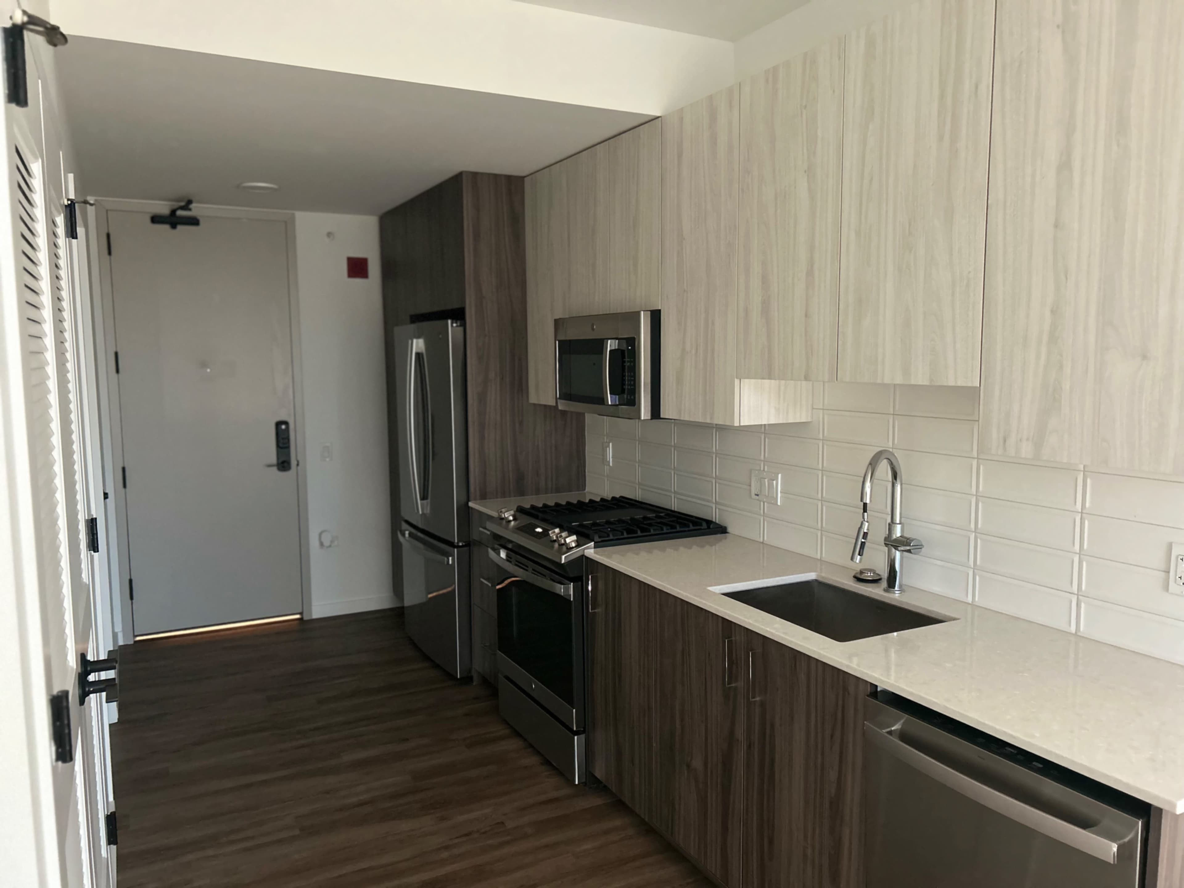 Luxury Fulton Market Apartment with Skyline View Image in Near West Side, Chicago, IL