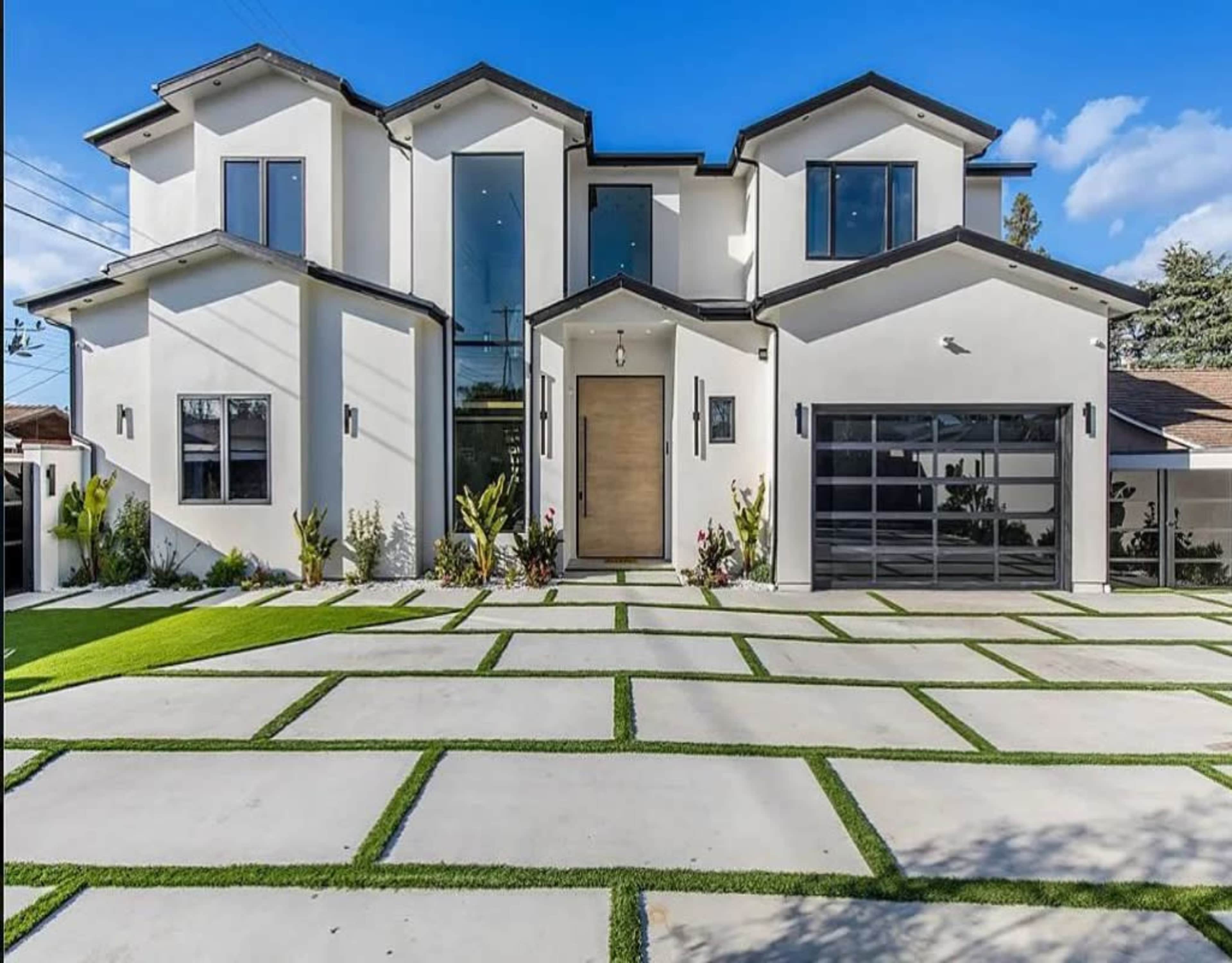 LUXE MODERN MANOR WITH RESORT BACKYARD Image in Woodland Hills, Los Angeles, CA