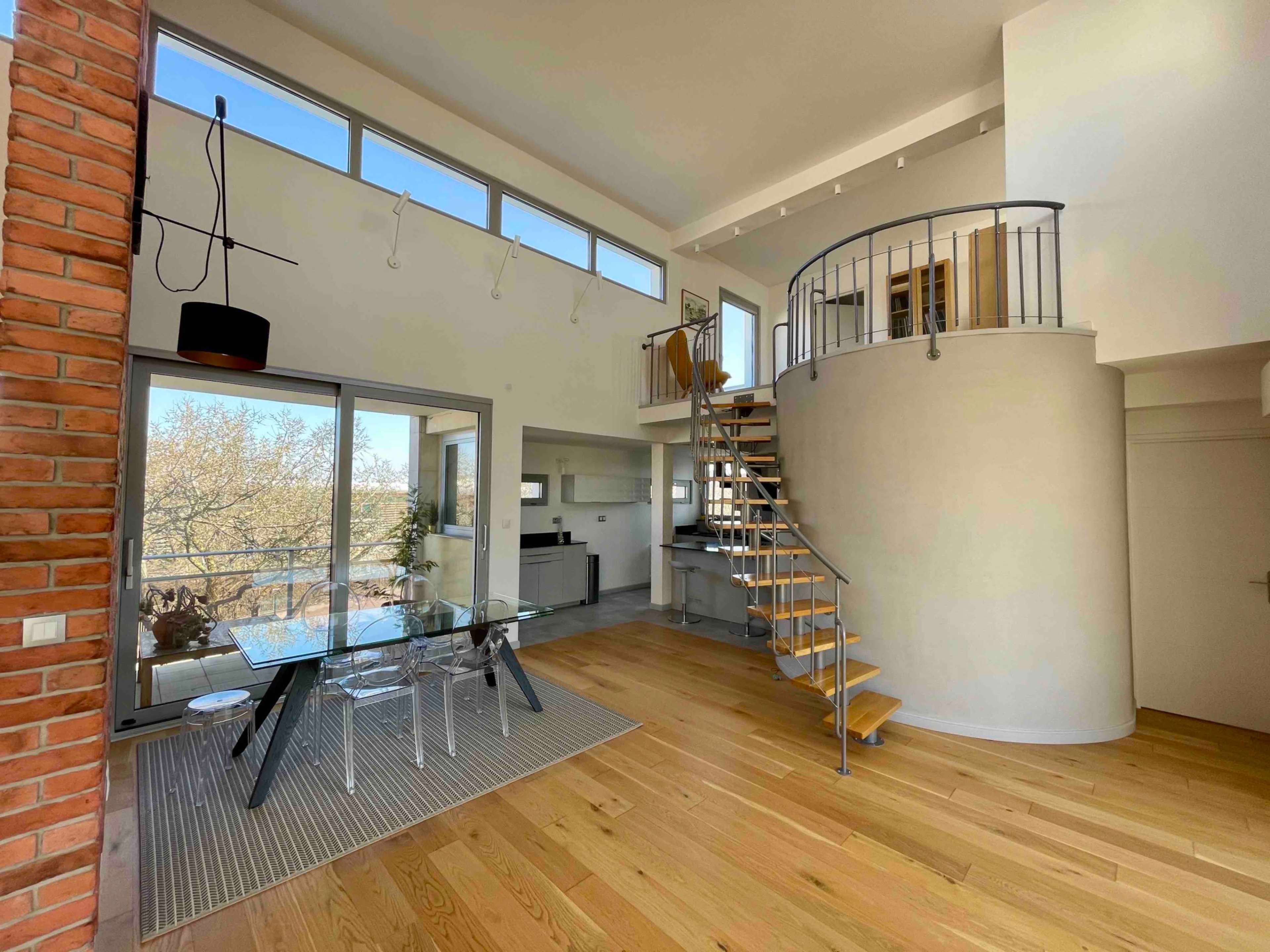 Loft atypique lumineux 6m sous plafond & terrasse Image in , Gennevilliers