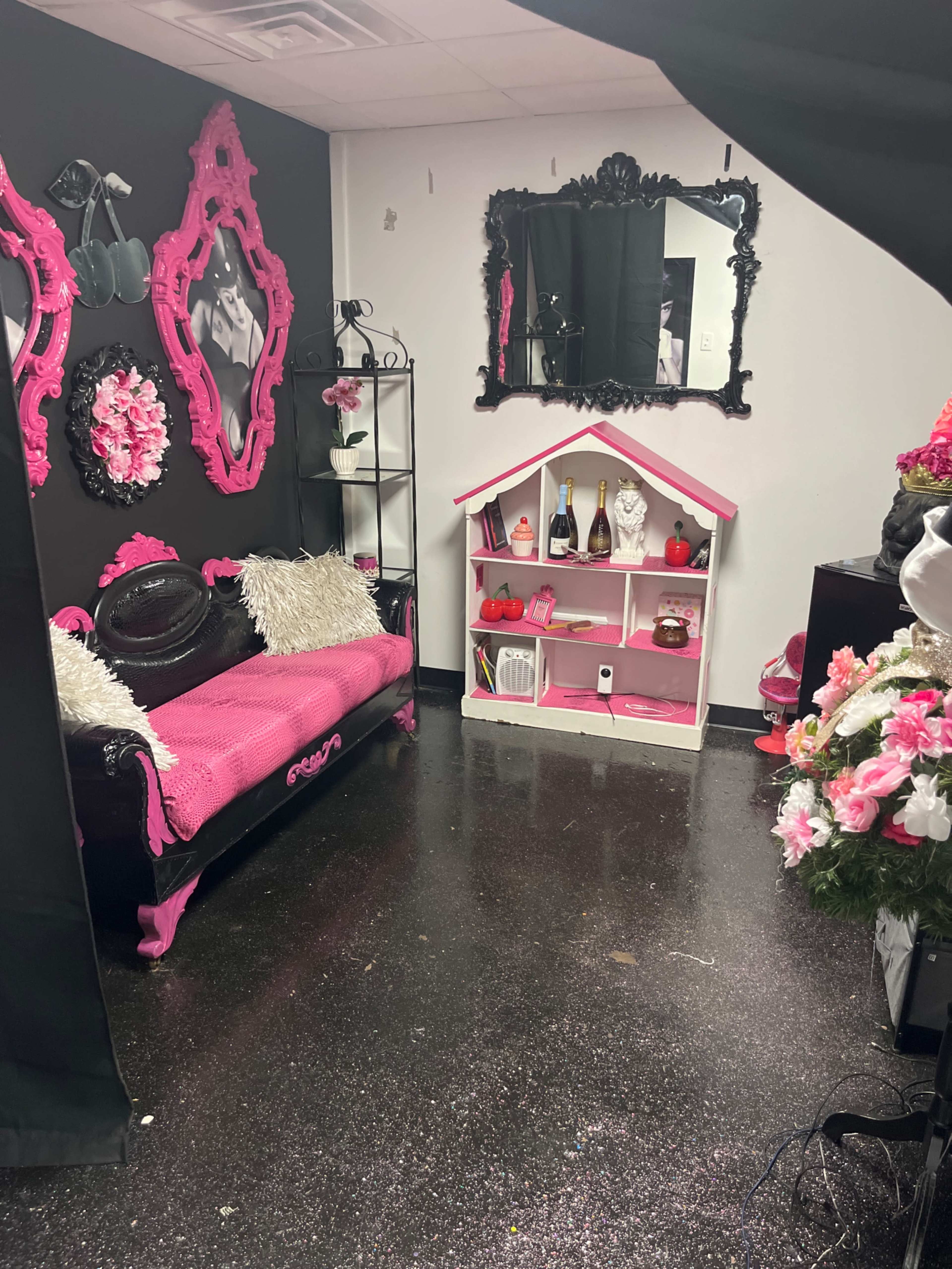 The Pink Palette: Girlfriends’ Paint Night Venue Image in Ashburn, Chicago, IL