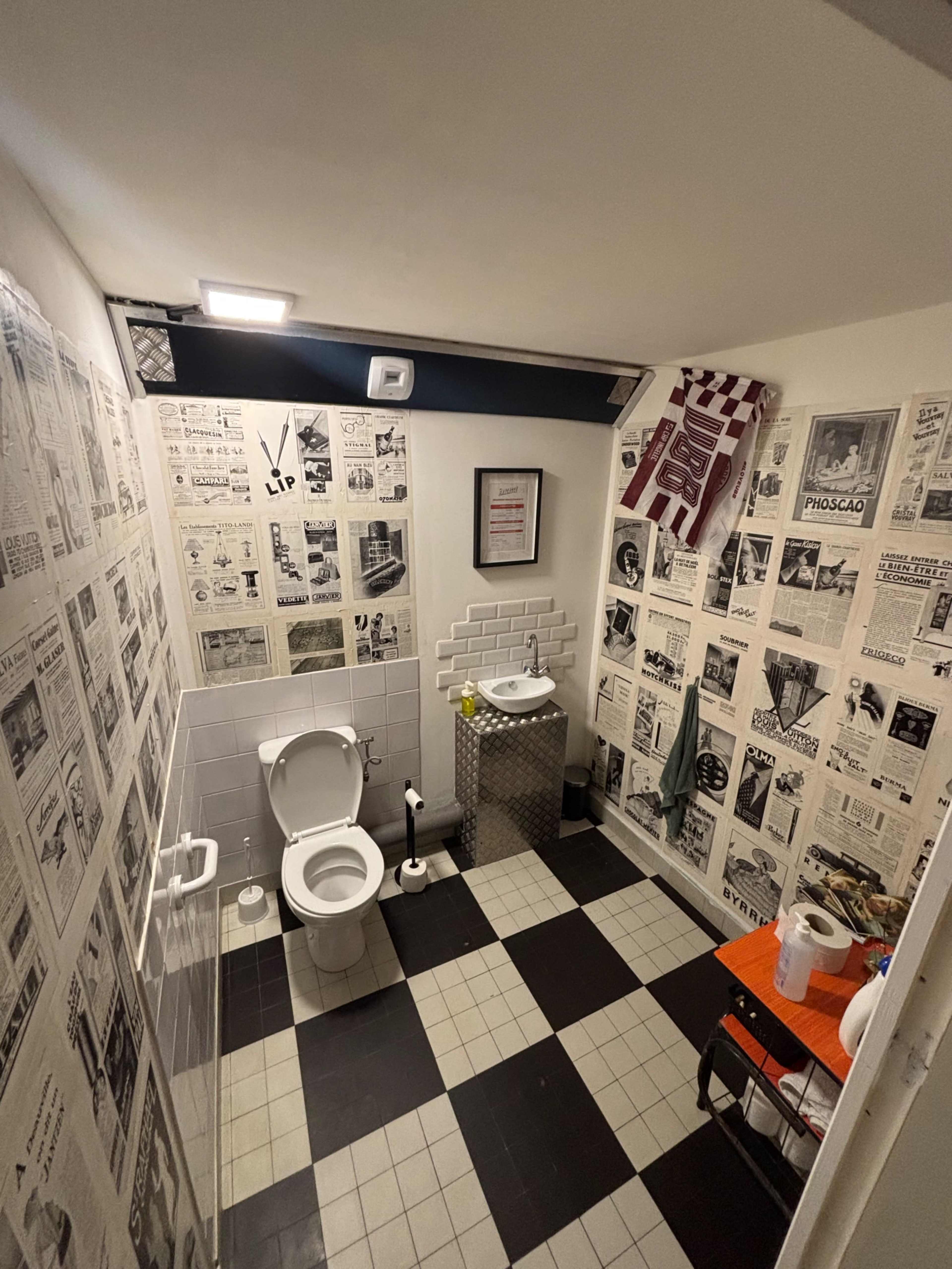 Bar de quartier, cave à manger, microbrasserie et espace d'exposition Image in , Talence