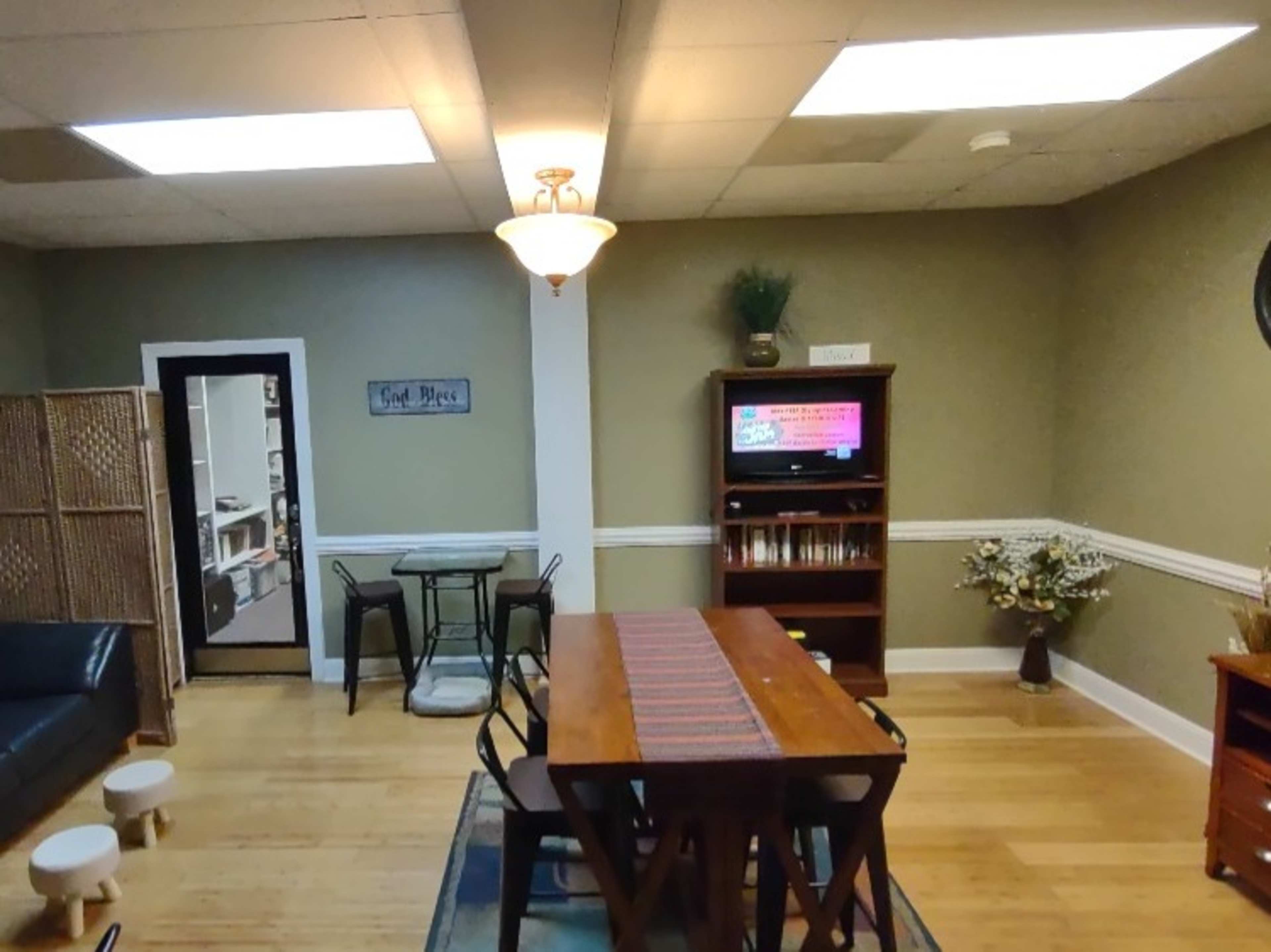 Coffee Lounge/Bridal Suite