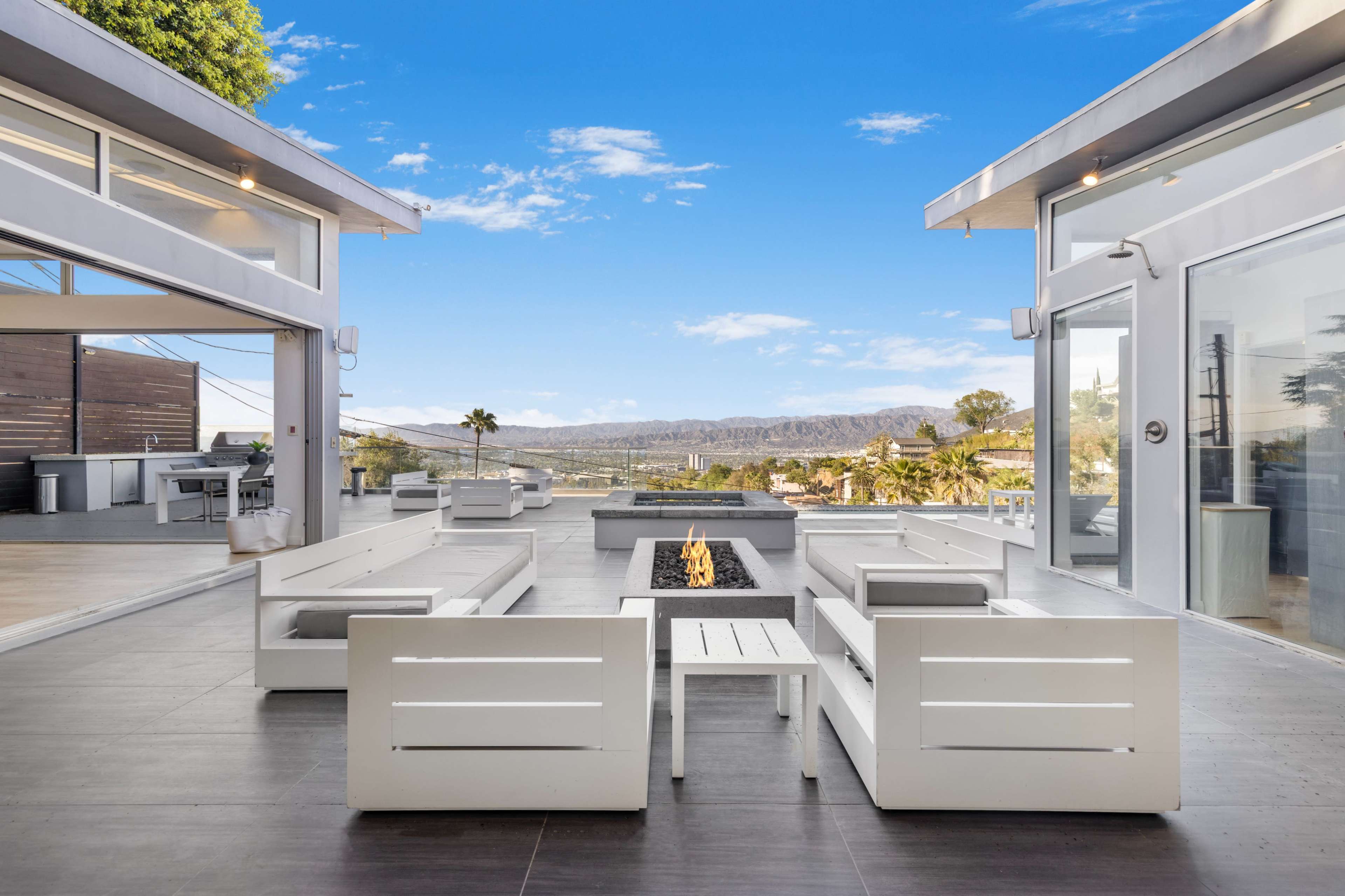 CANYON LIGHTHOUSE WITH DECKS, DRAMA & MID-MOD COOL Image in Central LA, Los Angeles, CA