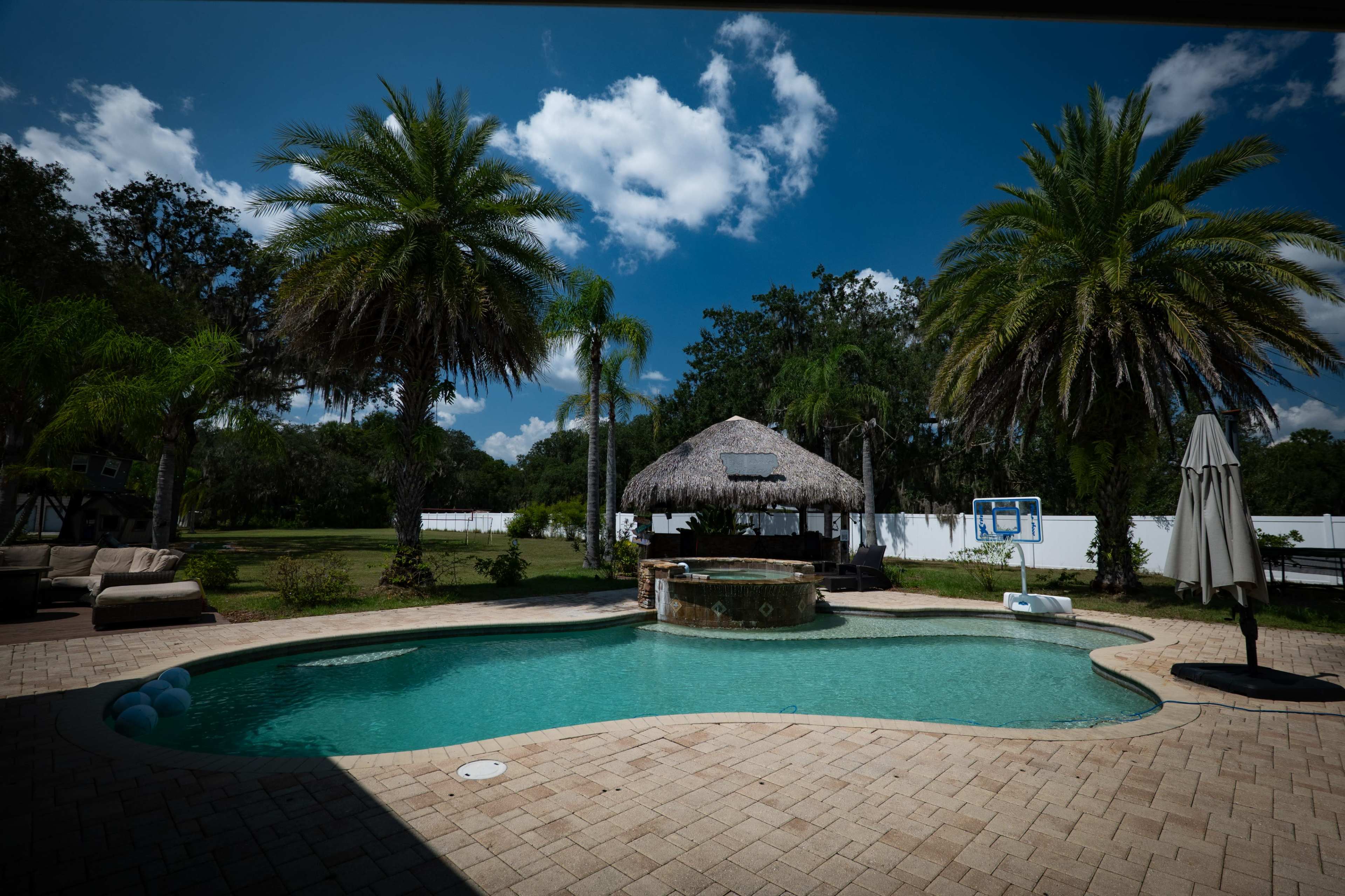 Suburban House with multiple studios and pool. Image in , Leesburg, FL