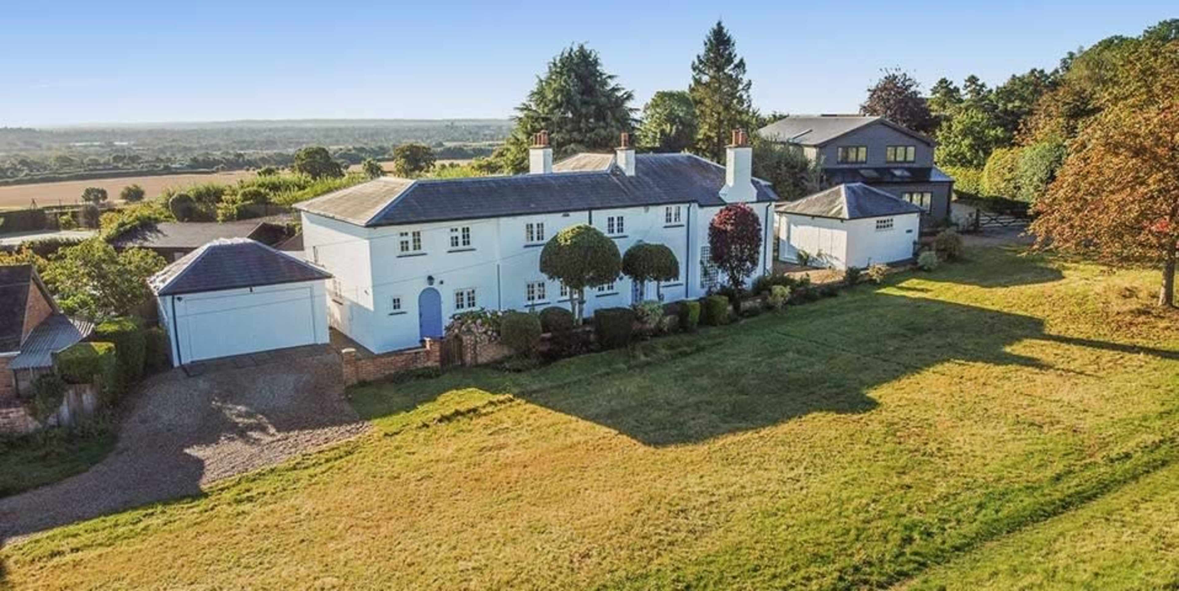 Country Cottage with Tennis Court Image in Cookham Dean, Maidenhead, ENG