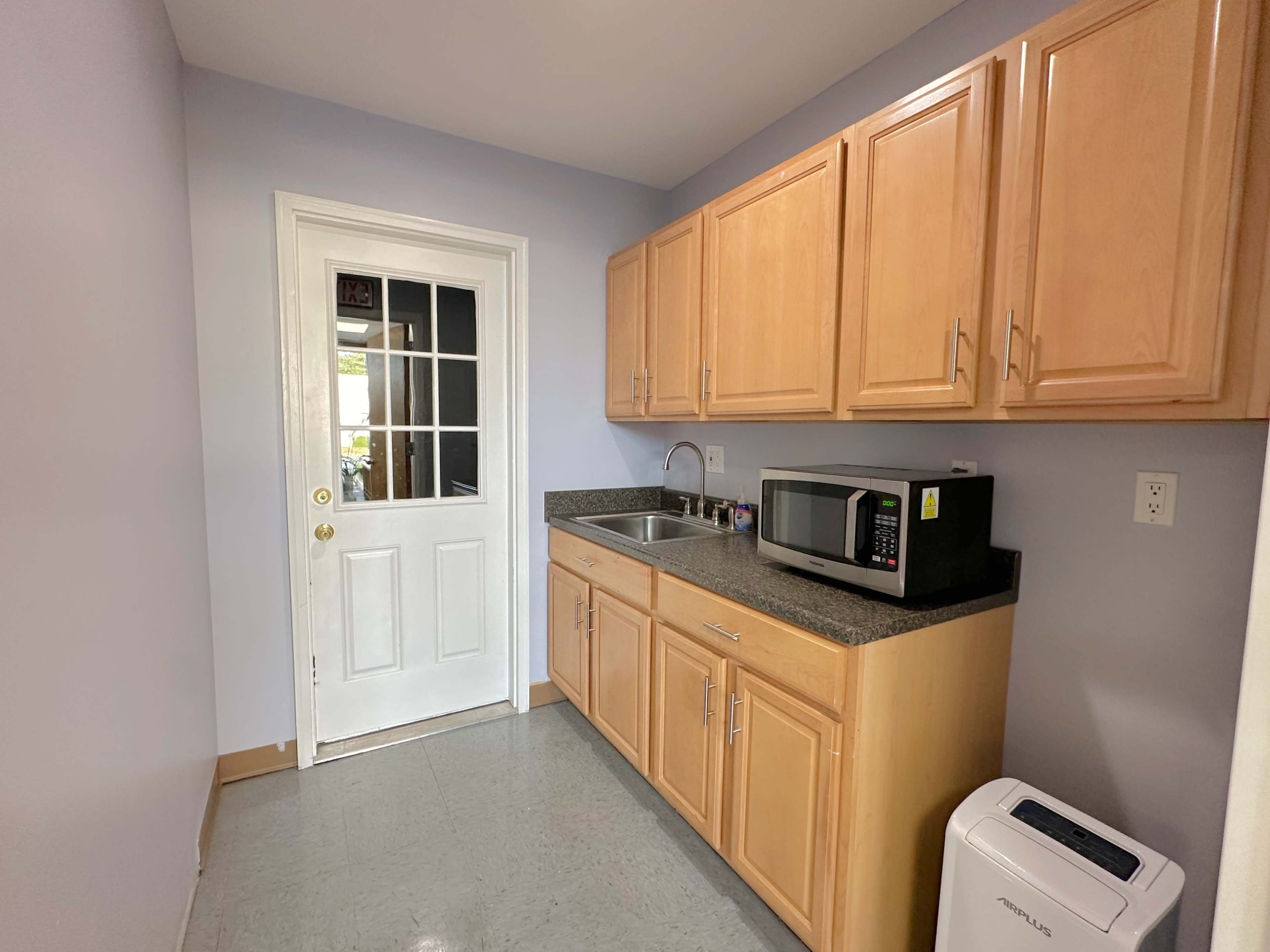 Cozy & Quiet Urban Studio with Free Onsite Parking – West Babylon Image in Babylon, West Babylon, NY
