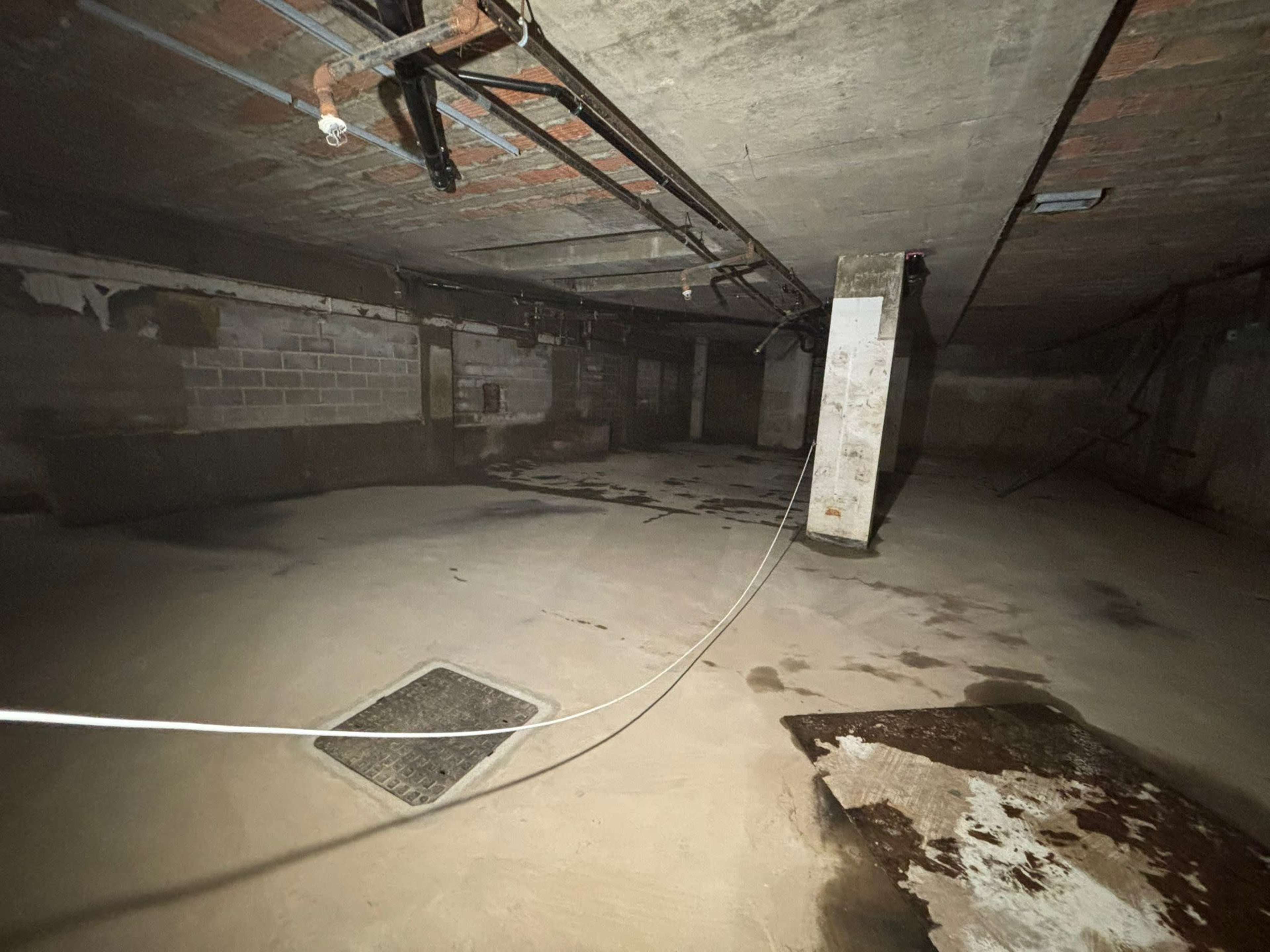 **Industrial /Rustic 12000sqft  Basement Space Available for Rent**    📍 Image in Sunbury-on-Thames, Sunbury-on-Thames, ENG