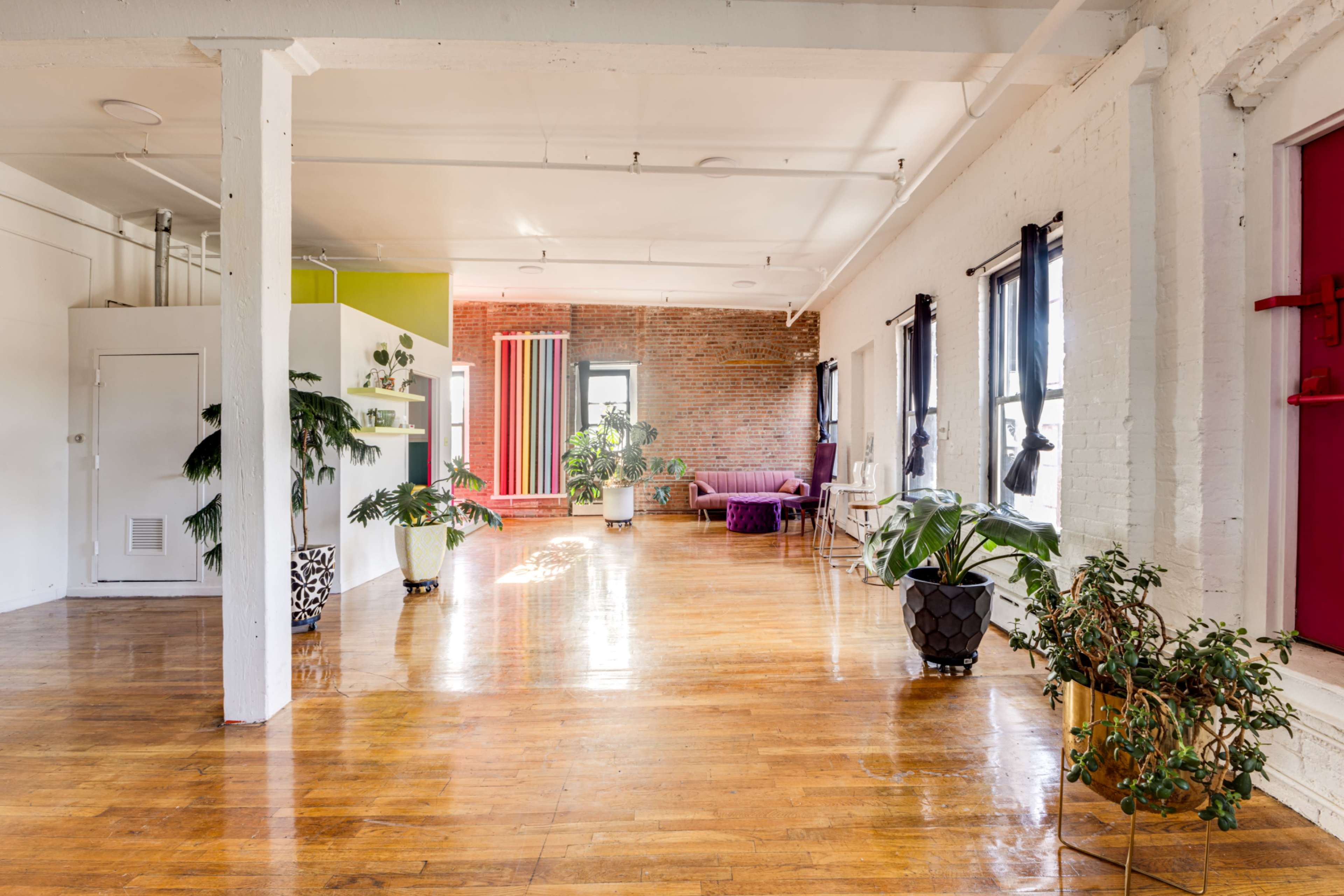 Okno: BRIGHT LIGHT Vintage Loft 🌵Kitchen + Bathroom🍃Urban Jungle🌿 Chairs+Tables Image in Bushwick, Brooklyn, NY