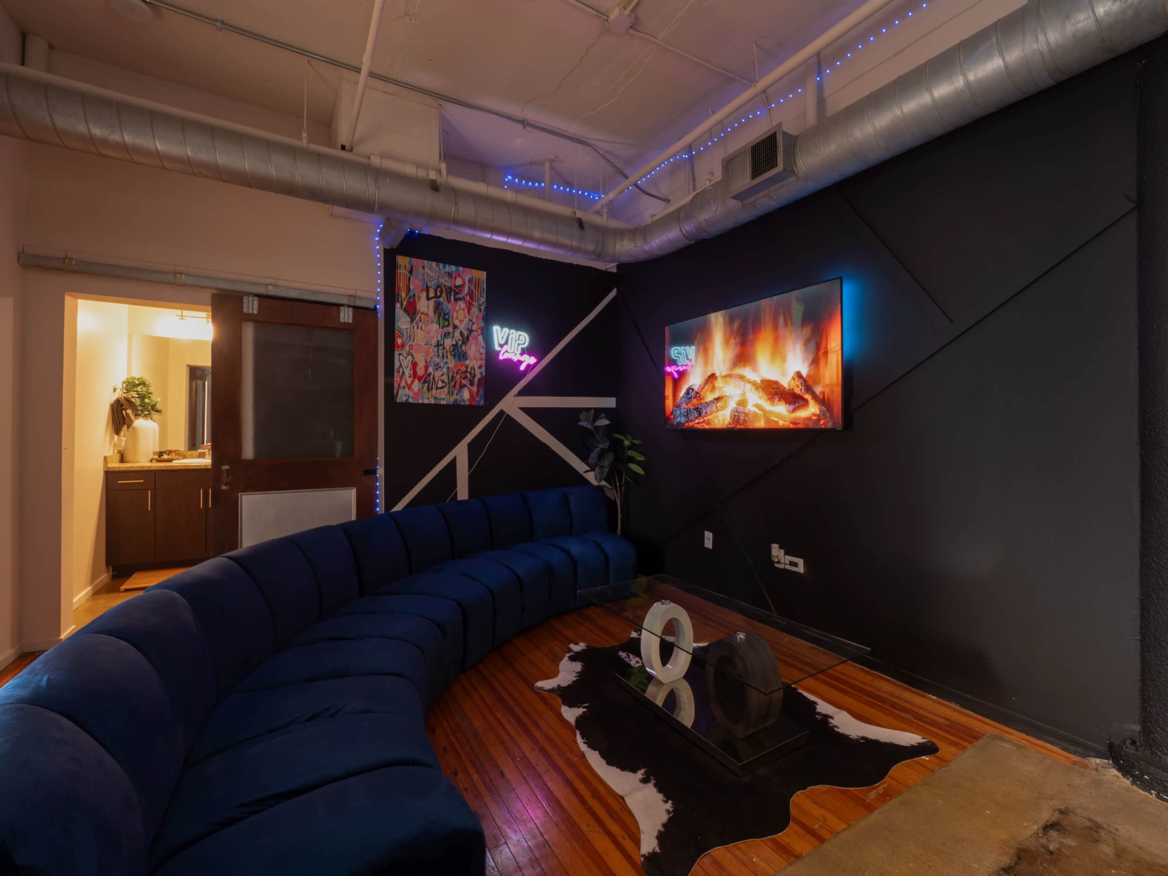 Downtown Loft with lots of Creative Space ! Private Balcony ! Image in Dallas Downtown Historic District, Dallas, TX