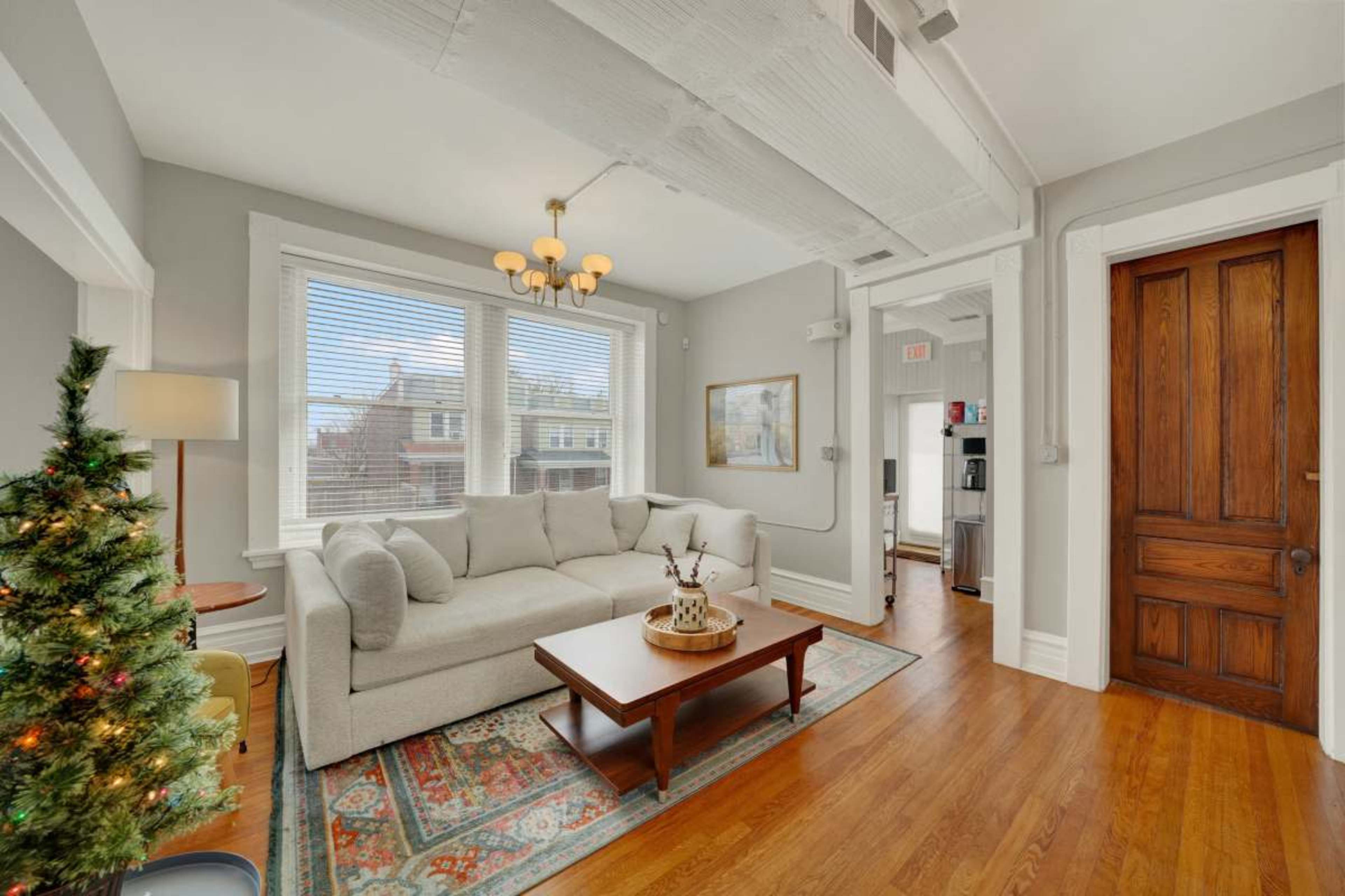 Huge Historic apt Soaring Ceilings w parking lot Image in Hilltop, Wilmington, DE