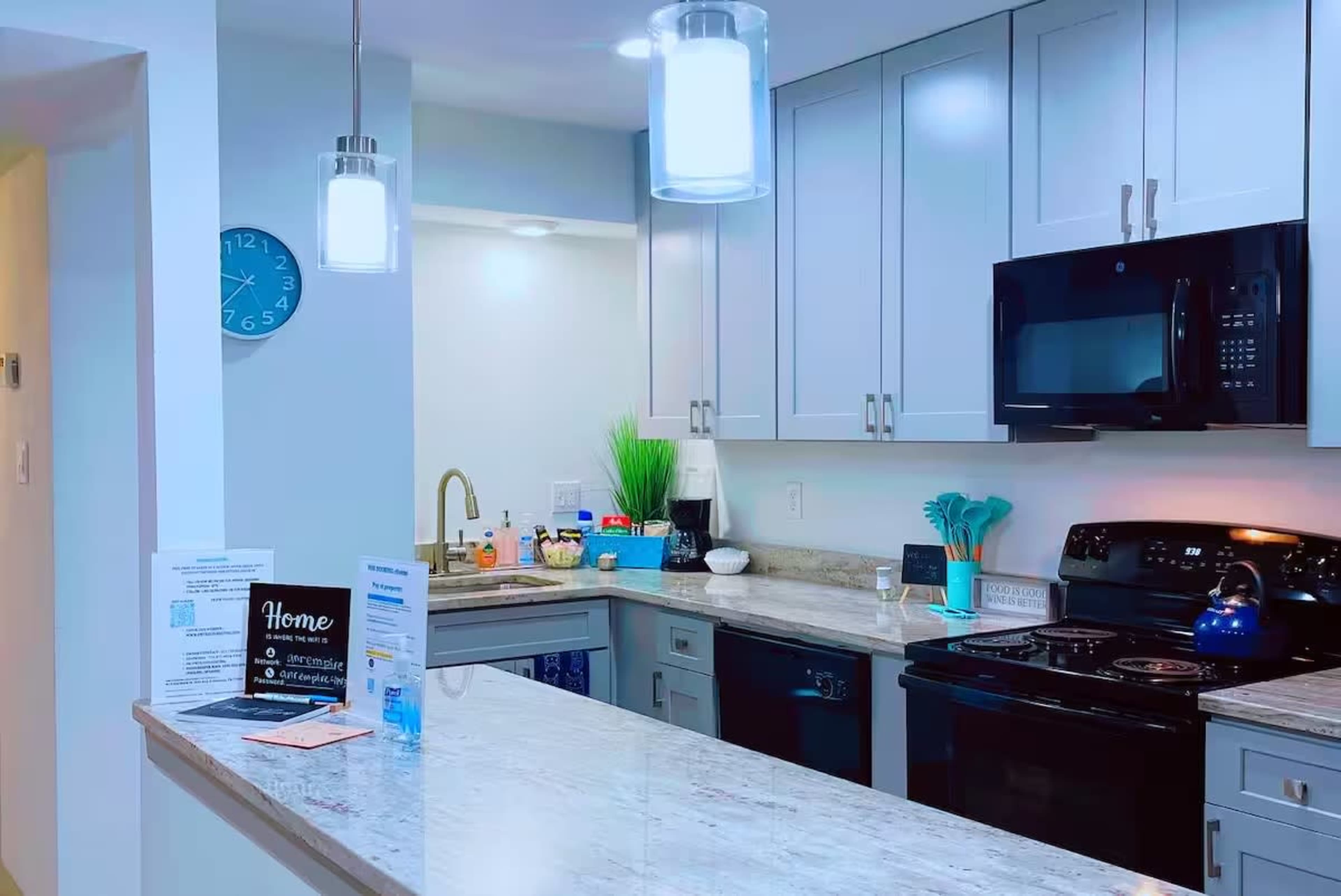 Lifestyle Trendy Santorini Content Suite - Montrose/Midtown Image in Montrose, Houston, TX