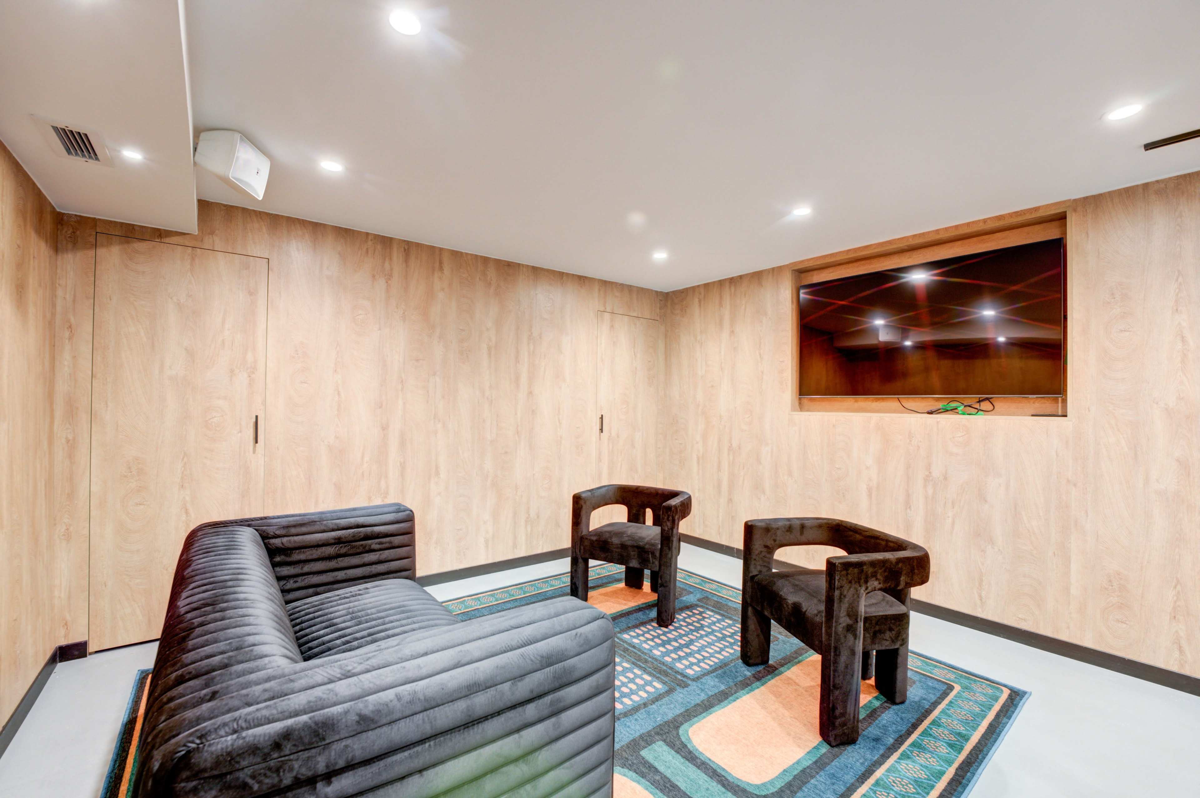 East End Modern Bar/Lounge Image in Upper Beaches, Toronto, ON