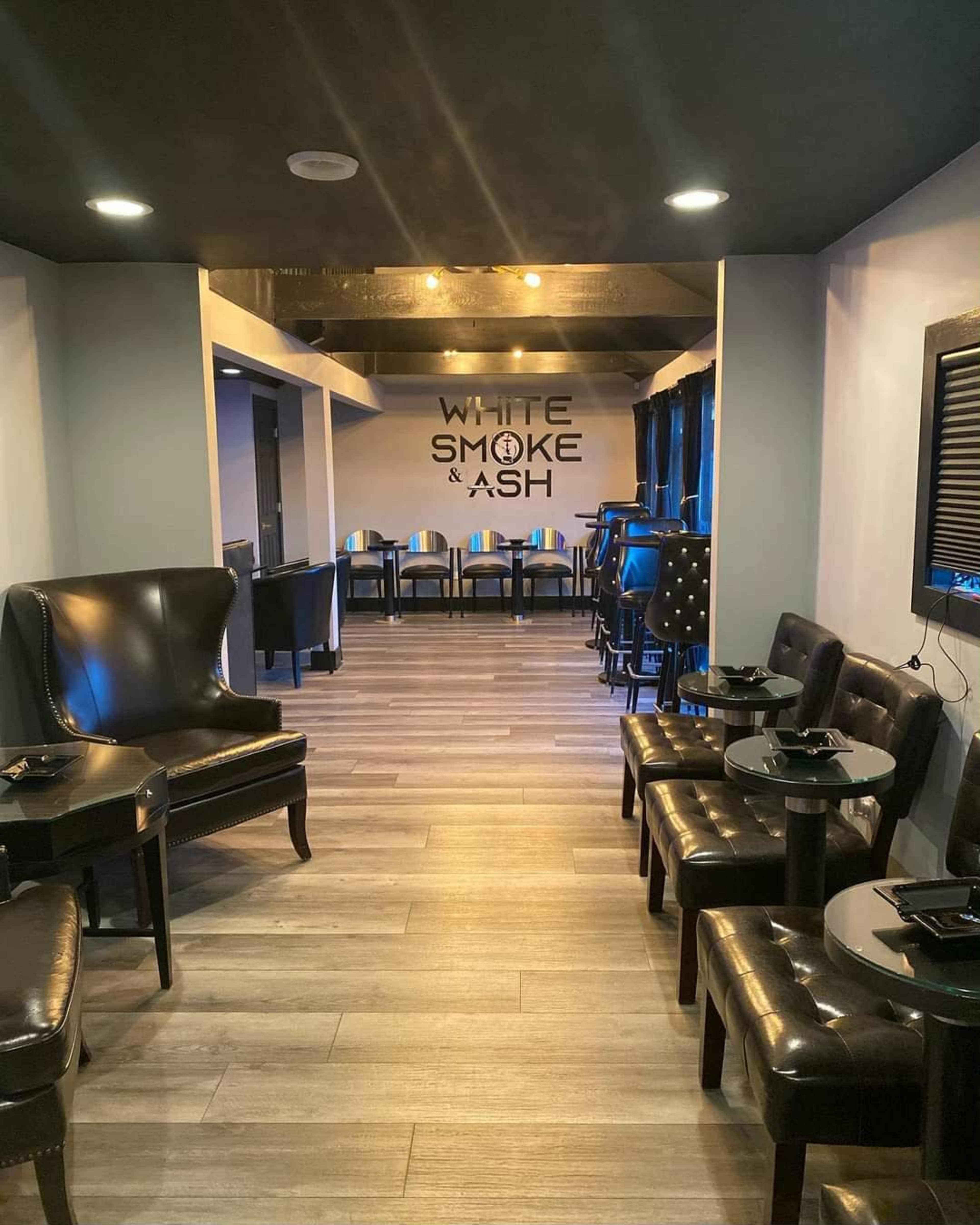 Luxury western suburbs smoke lounge upscale and spacious Image in Lockport Township, Cres hill, IL