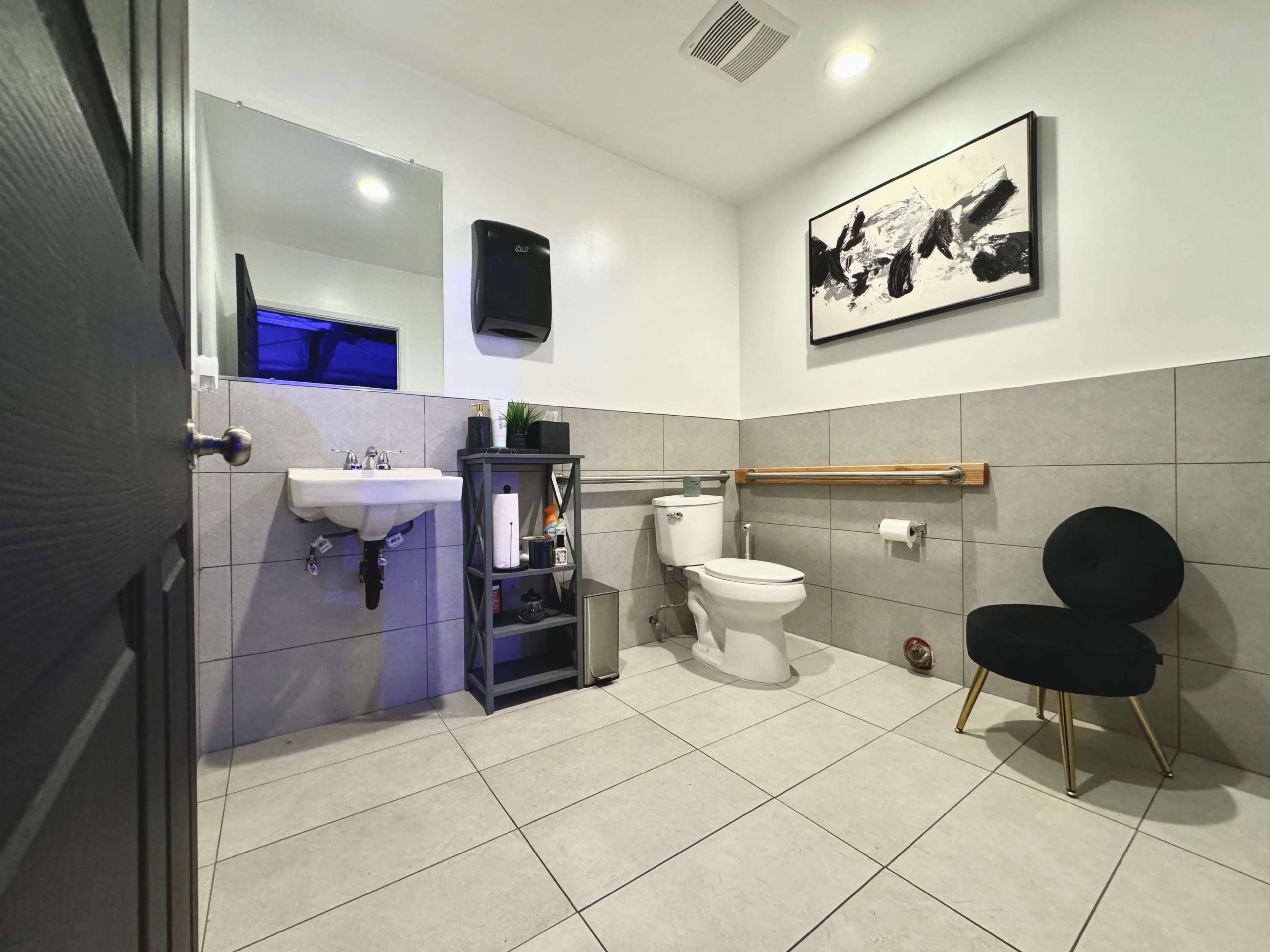 Private Dance Studio Compound in Burbank Image in Burbank, Burbank, CA