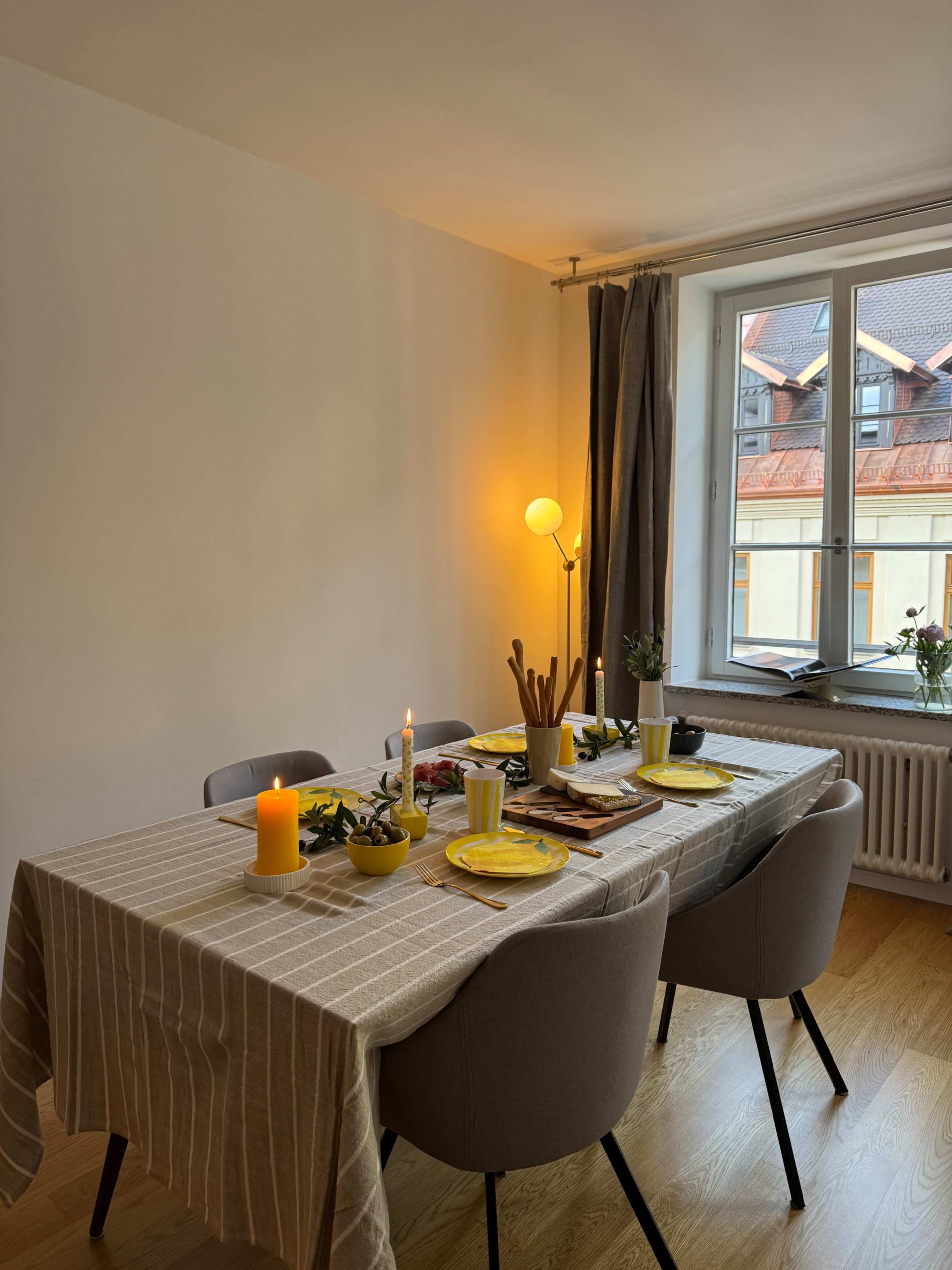 Münchner Altbauwohnung direkt in der Innenstadt mit historischer Aussicht Image in Old Town, München