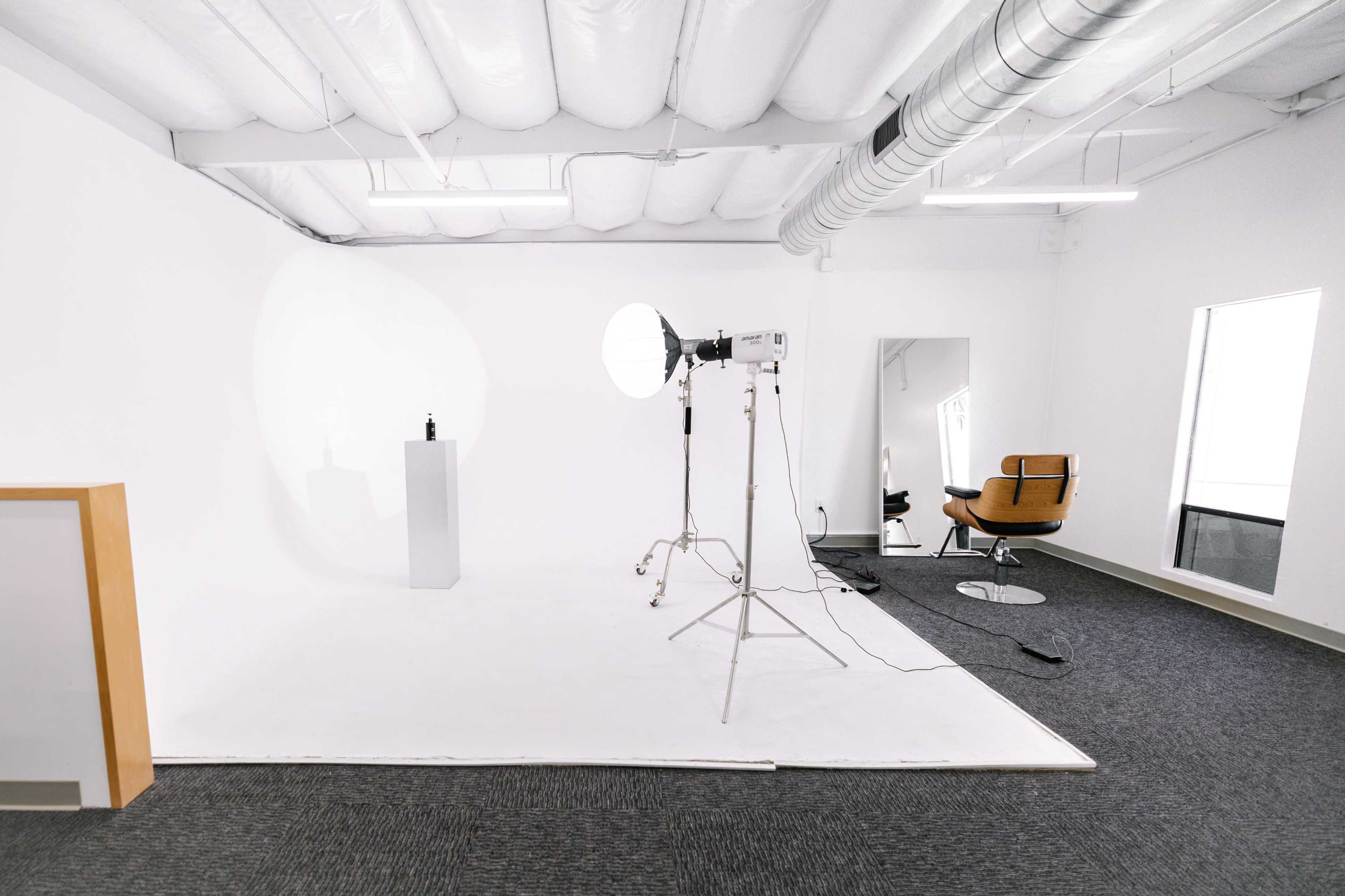 Modern Minimal Loft Studio w/ 12x12 CYC Wall – Costa Mesa Area Image in Santa Ana, Santa Ana, CA