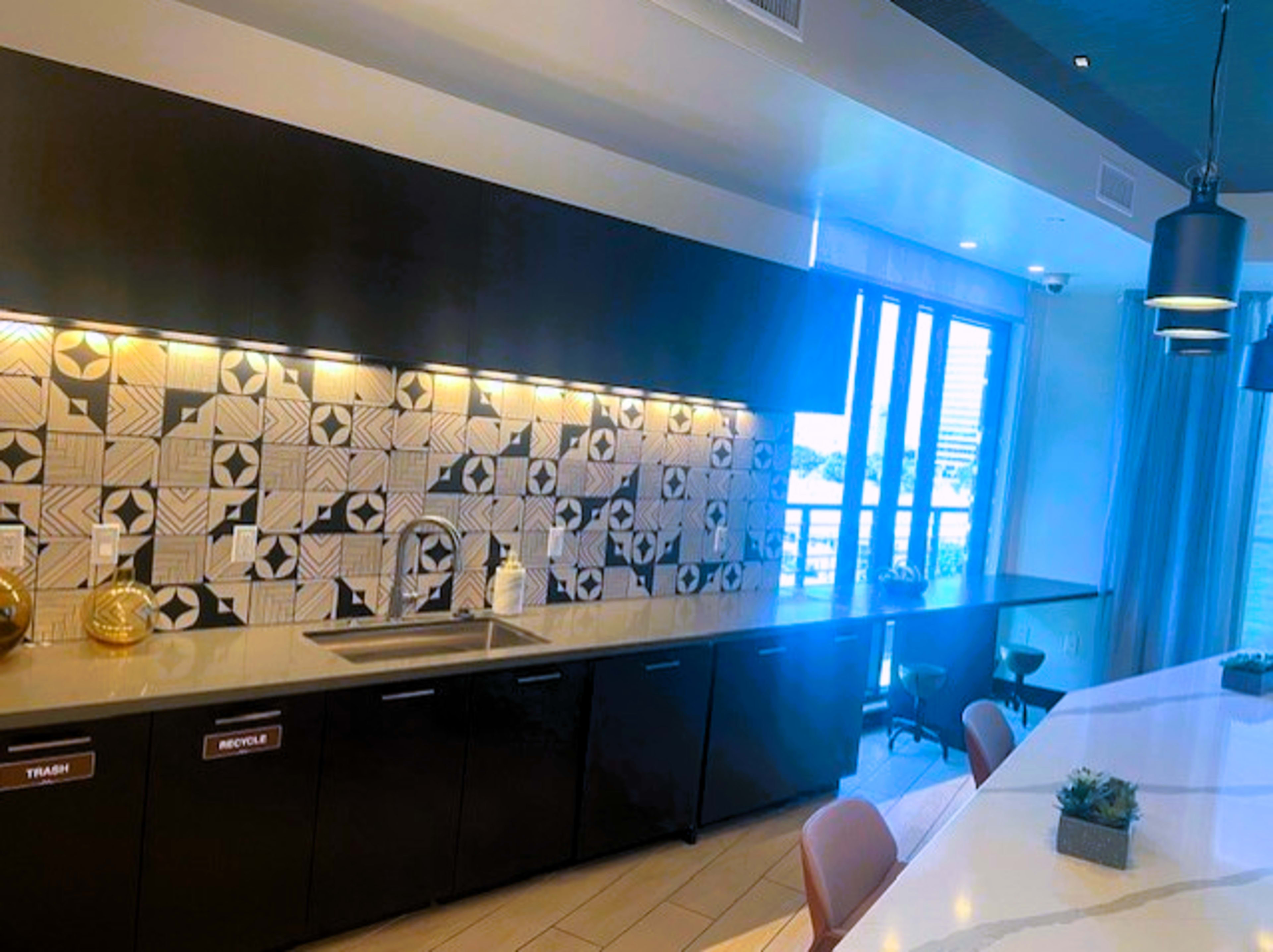 Modern lounge with natural sunlight Image in Emeryville, Emeryville, CA