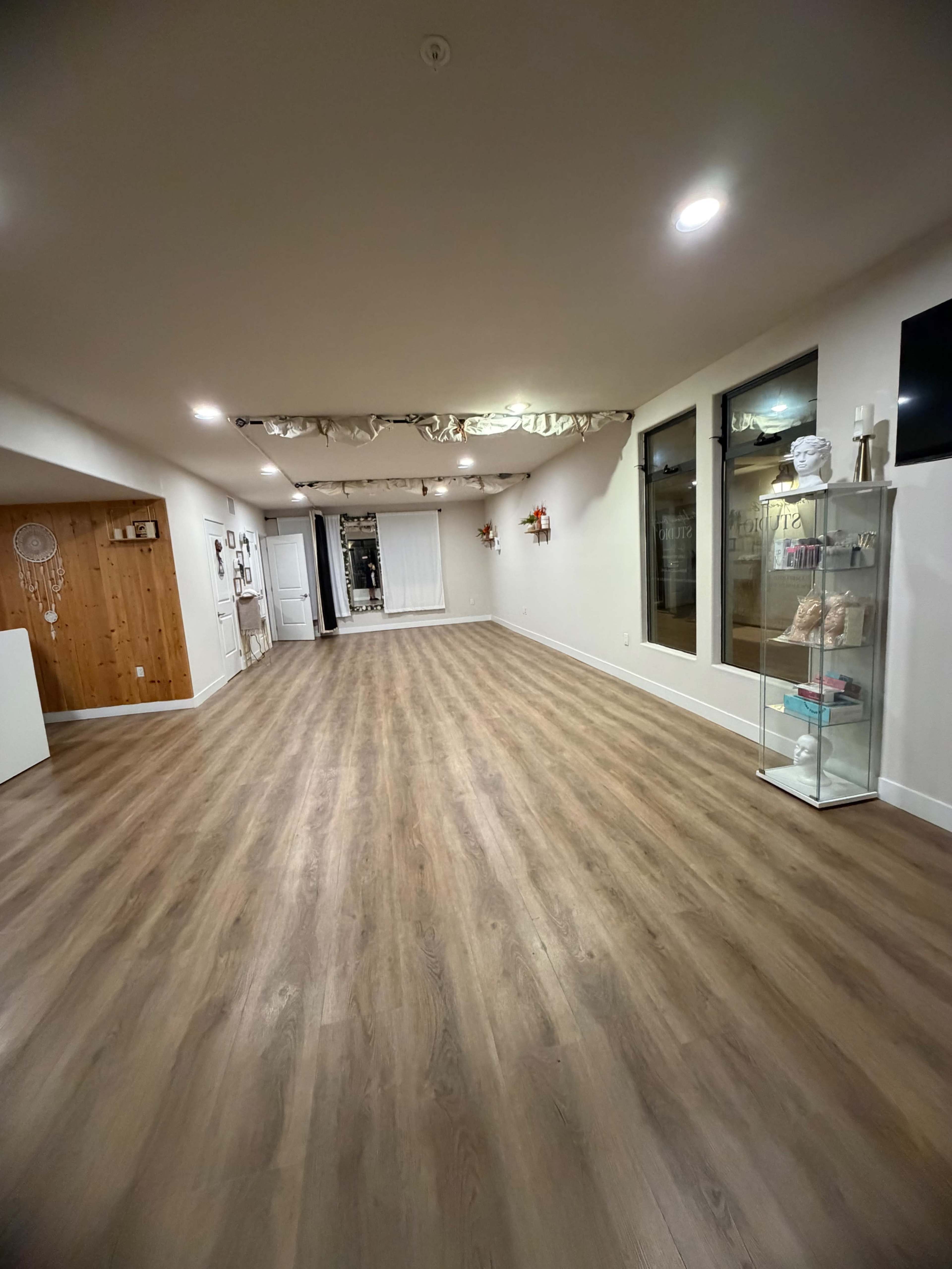 Luxury Beachside Studio for Chic Meetings & Creative Sessions Image in Ventura, ventura, CA