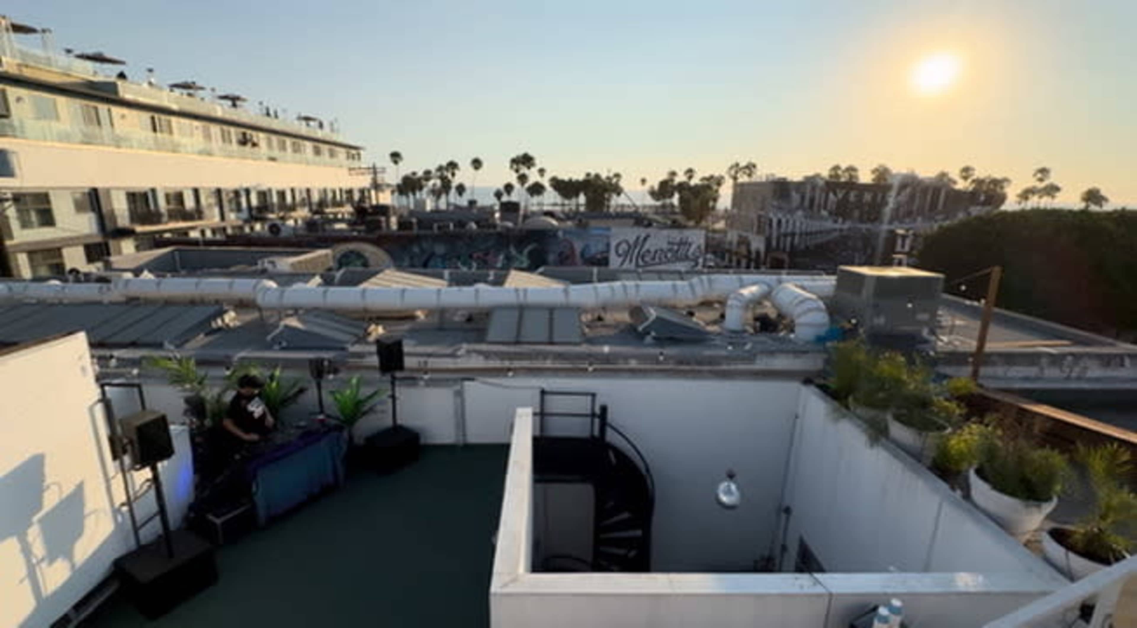 Underneath the Venice Sign - 4,000sf Ground Floor Retail, Top Floor/Rooftop 4 Bed/4Bath Event Gallery Space for Pop-ups and Branding Image in Venice, Venice, CA