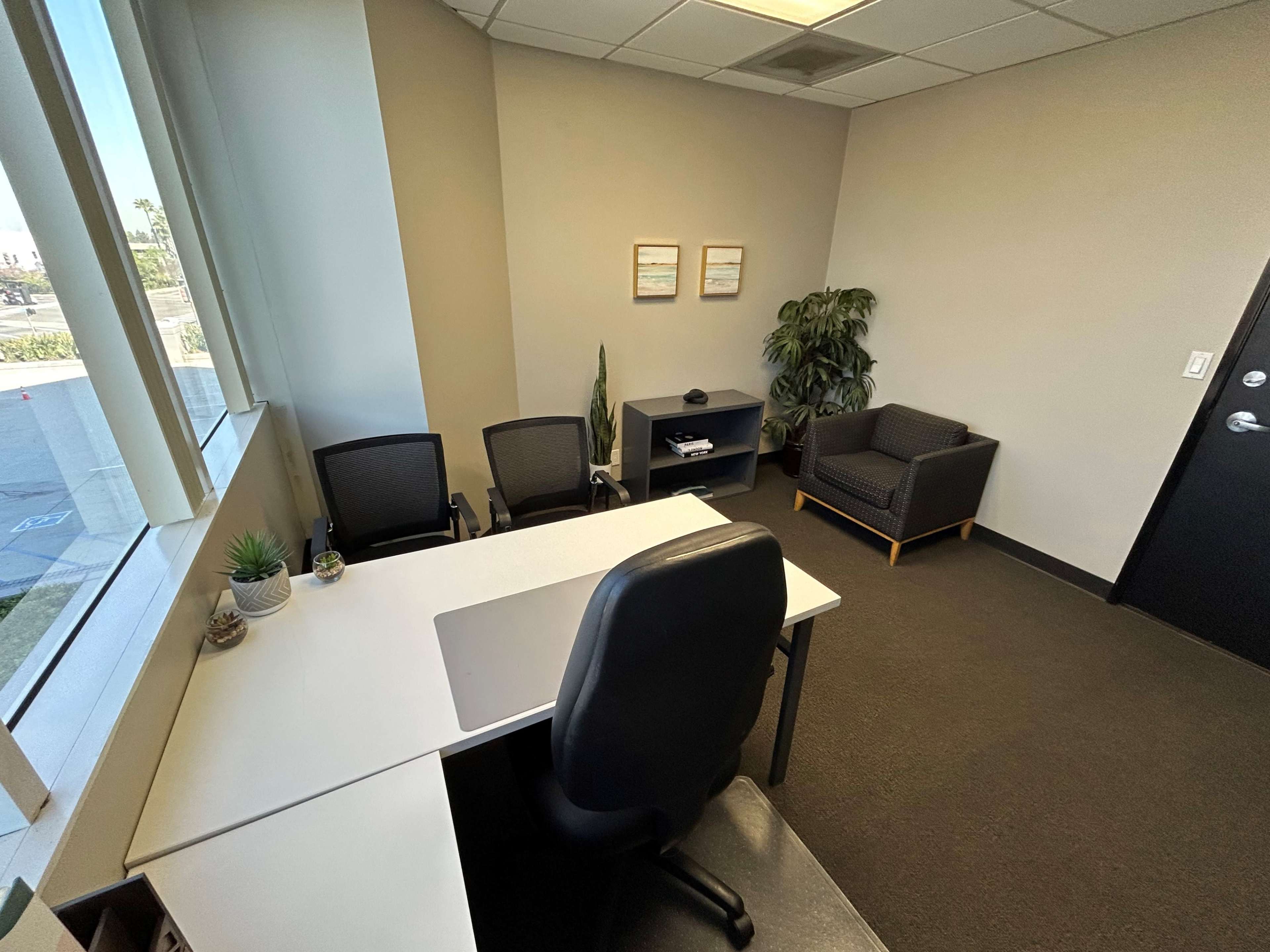 Rent an Office by the Hour! Image in Traffic Circle Area, Long Beach, CA