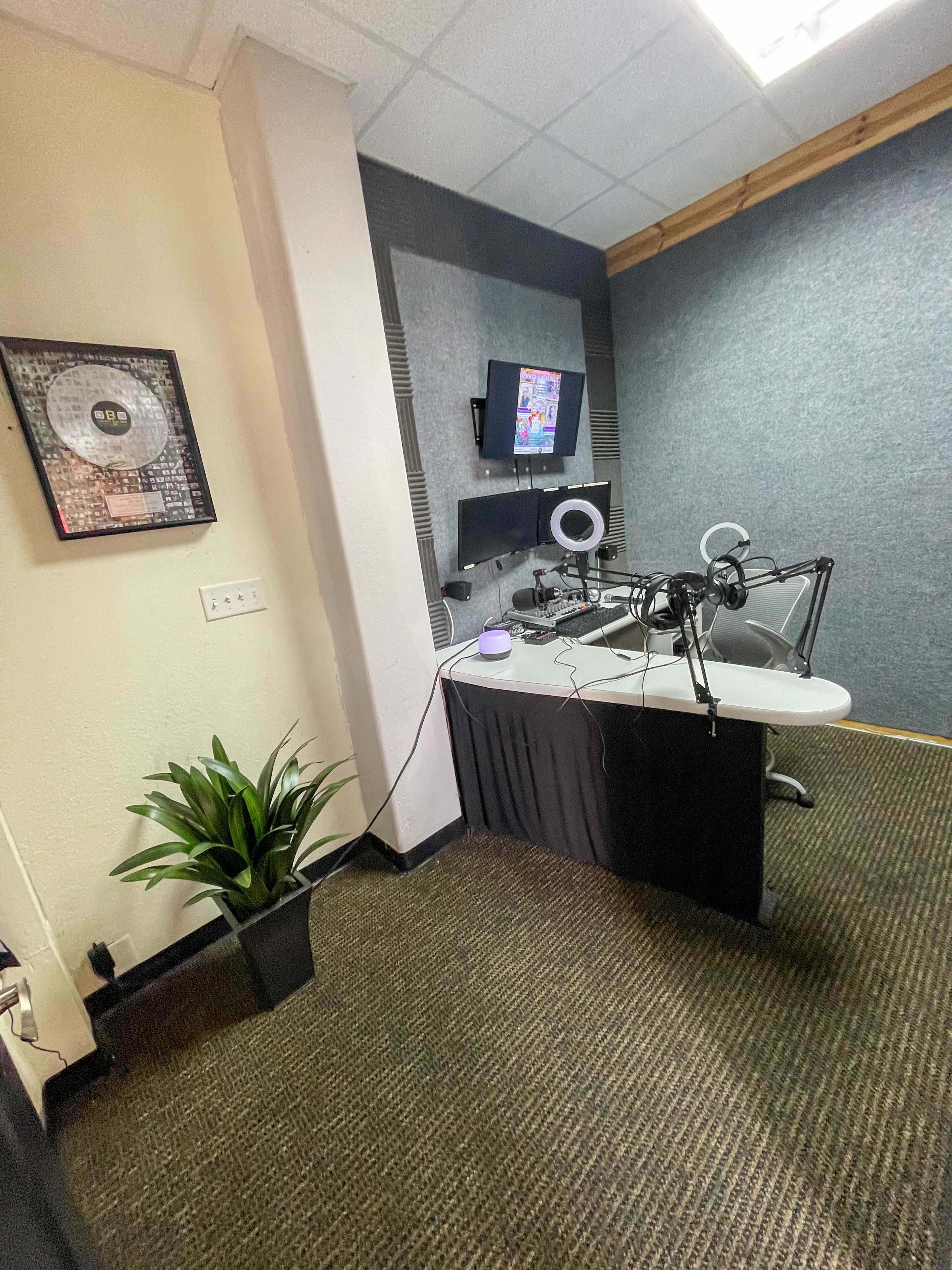 Historical Downtown City Studio by IAH Airpot Image in Humble, humble, TX