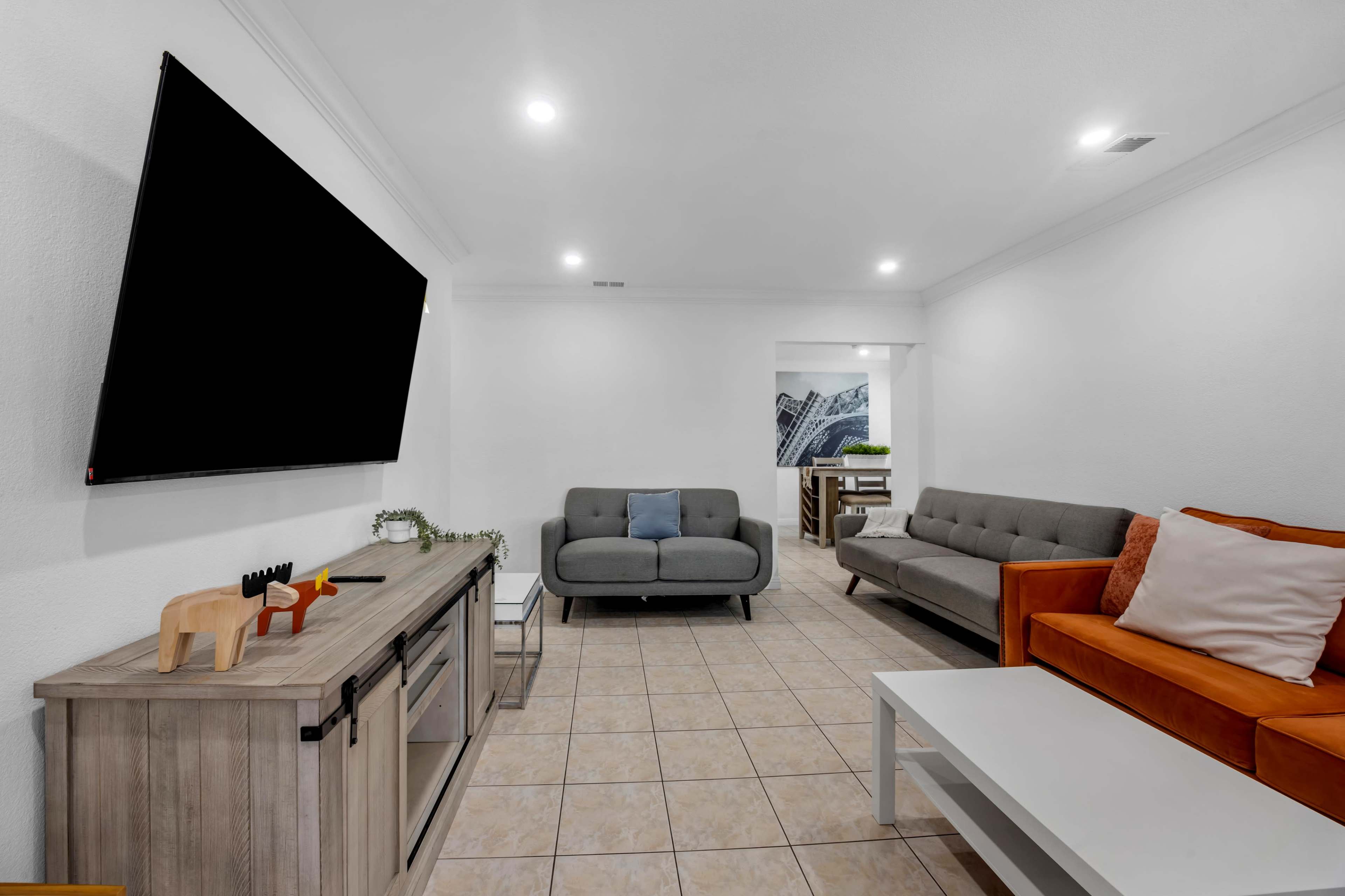 Charming Suburban Retreat 🏡 Close to Disneyland Image in Midway City, Midway City, CA