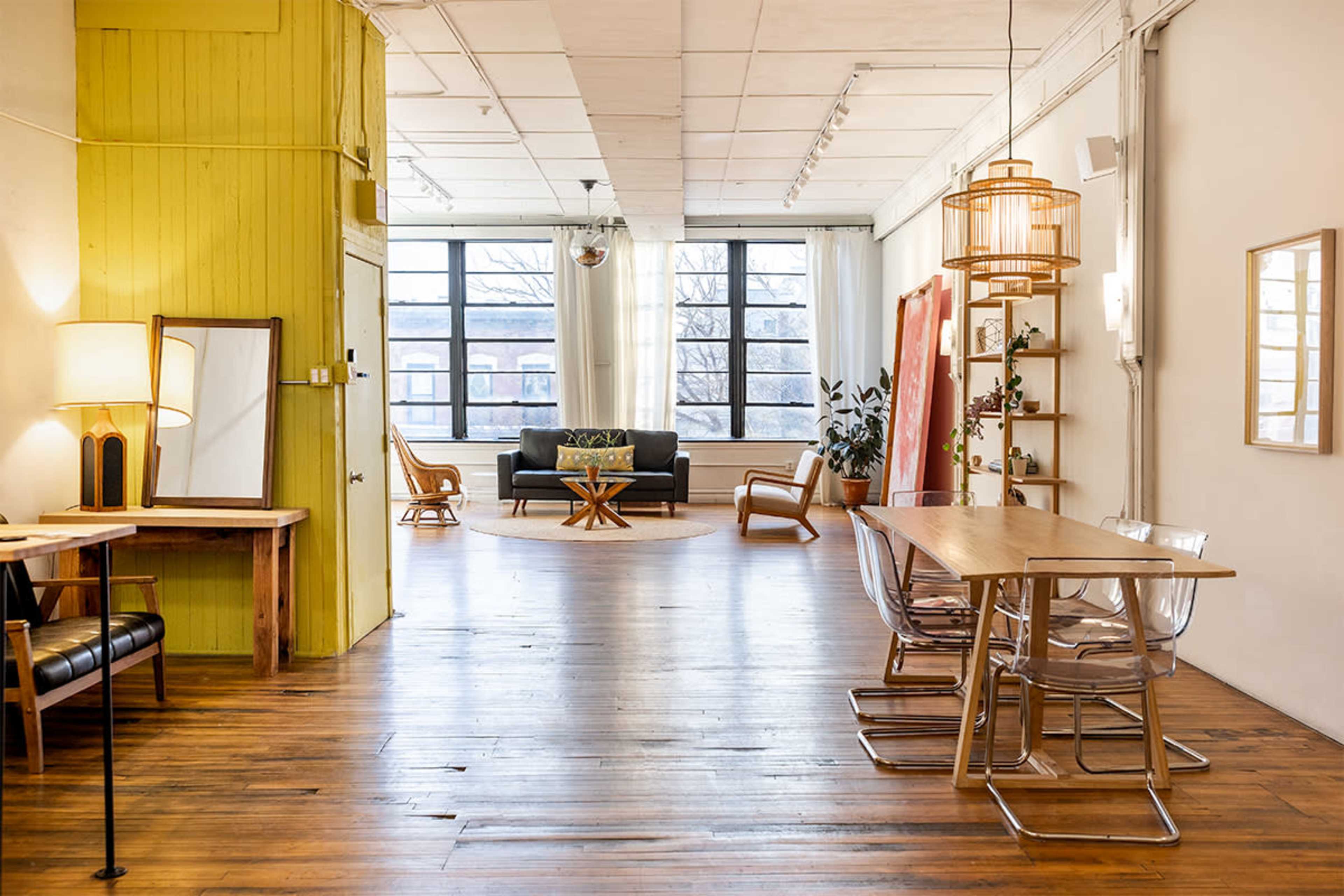 Modern, Stylish Loft with Natural Light Image in West Town, Chicago, IL