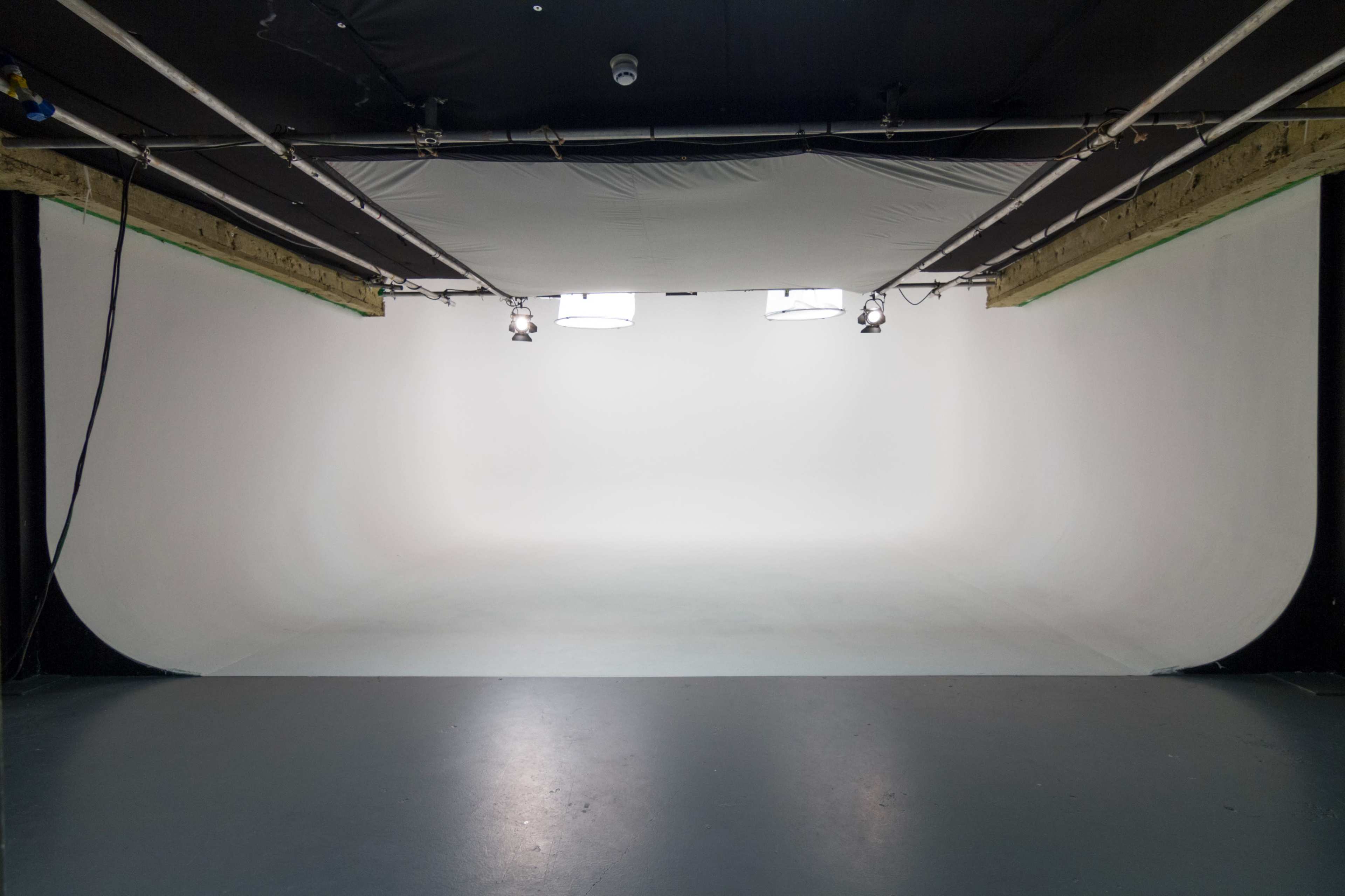 White Cove Photography / Filming Studio - Lighting included Image in Lambeth, London, ENG