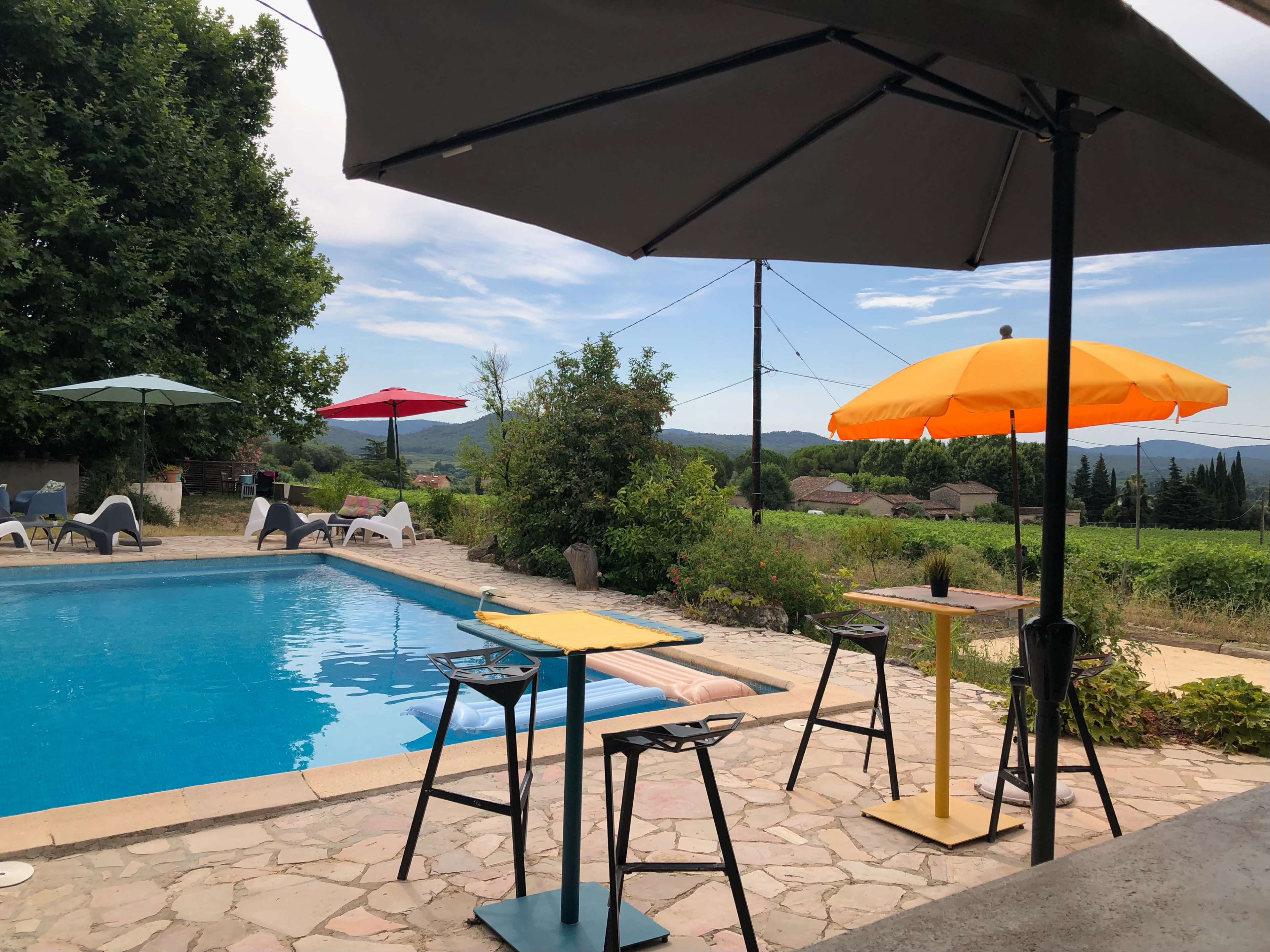 Jardin avec piscine au milieu des vignes Image in , SOLLIES-PONT
