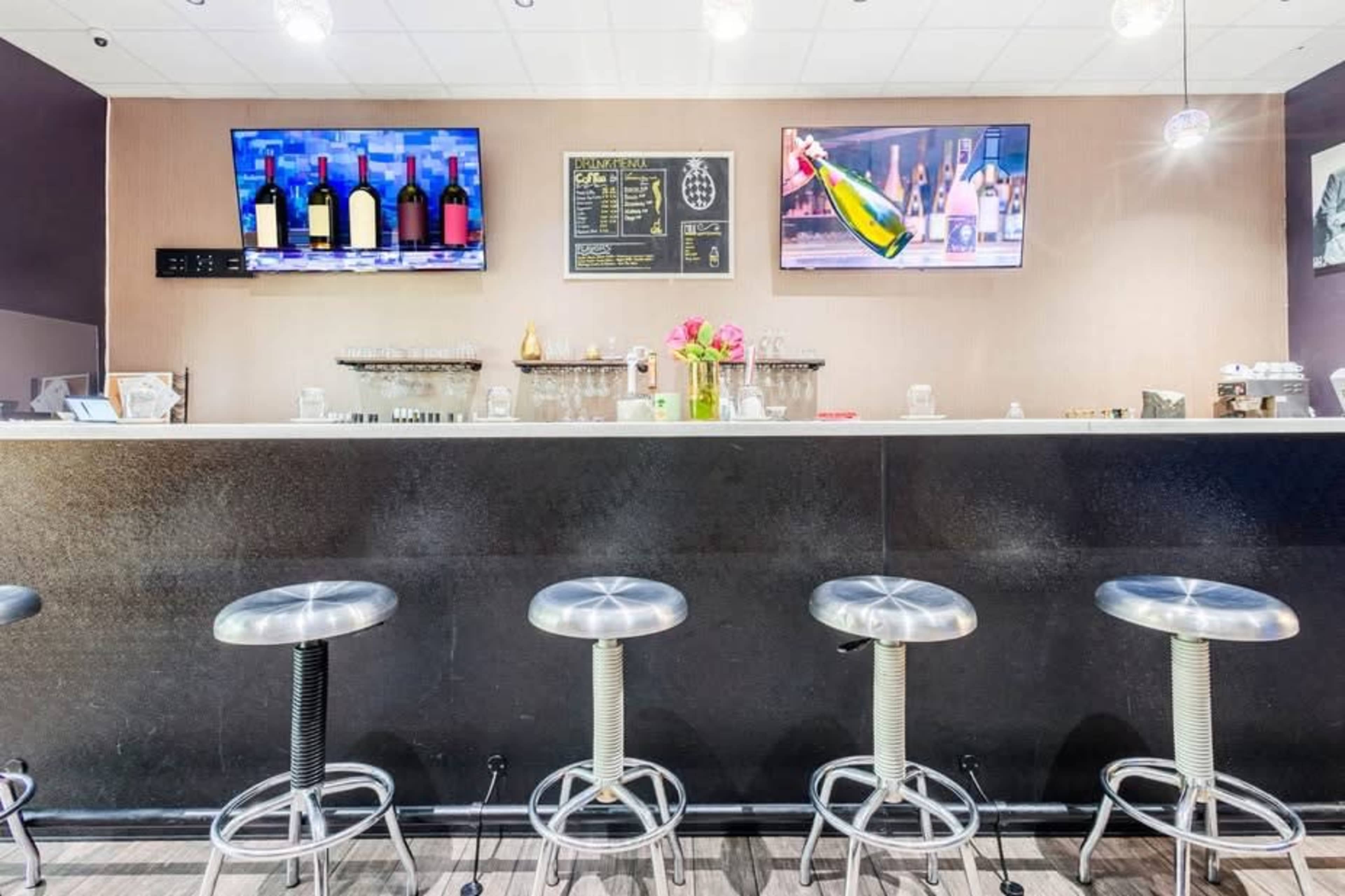 Full Service Restaurant Image in Pine Manor, Fort Myers, FL