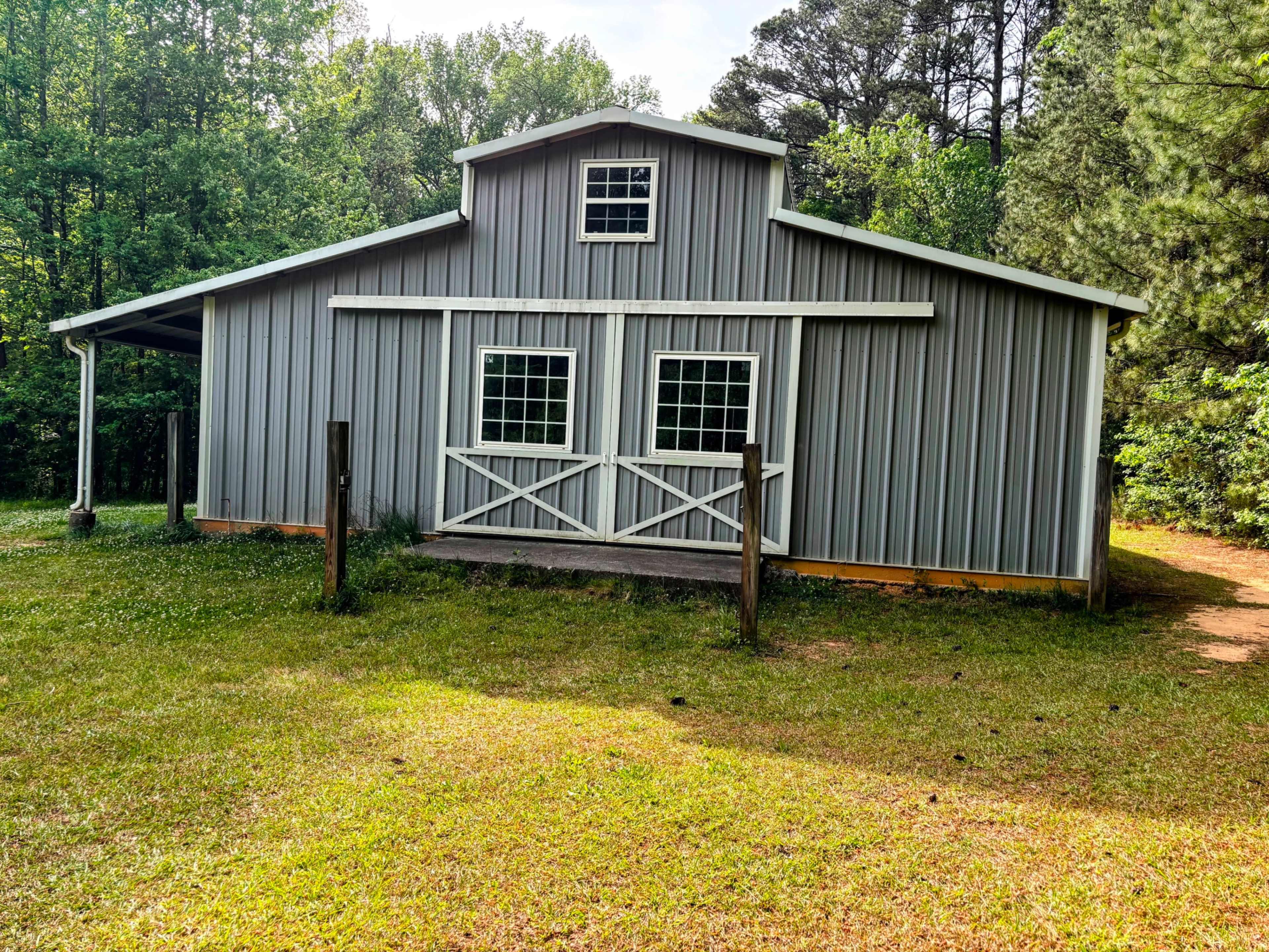 Private Large Field w/ Barn Surrounded by Trees for Photoshoot Image in , snellville, GA