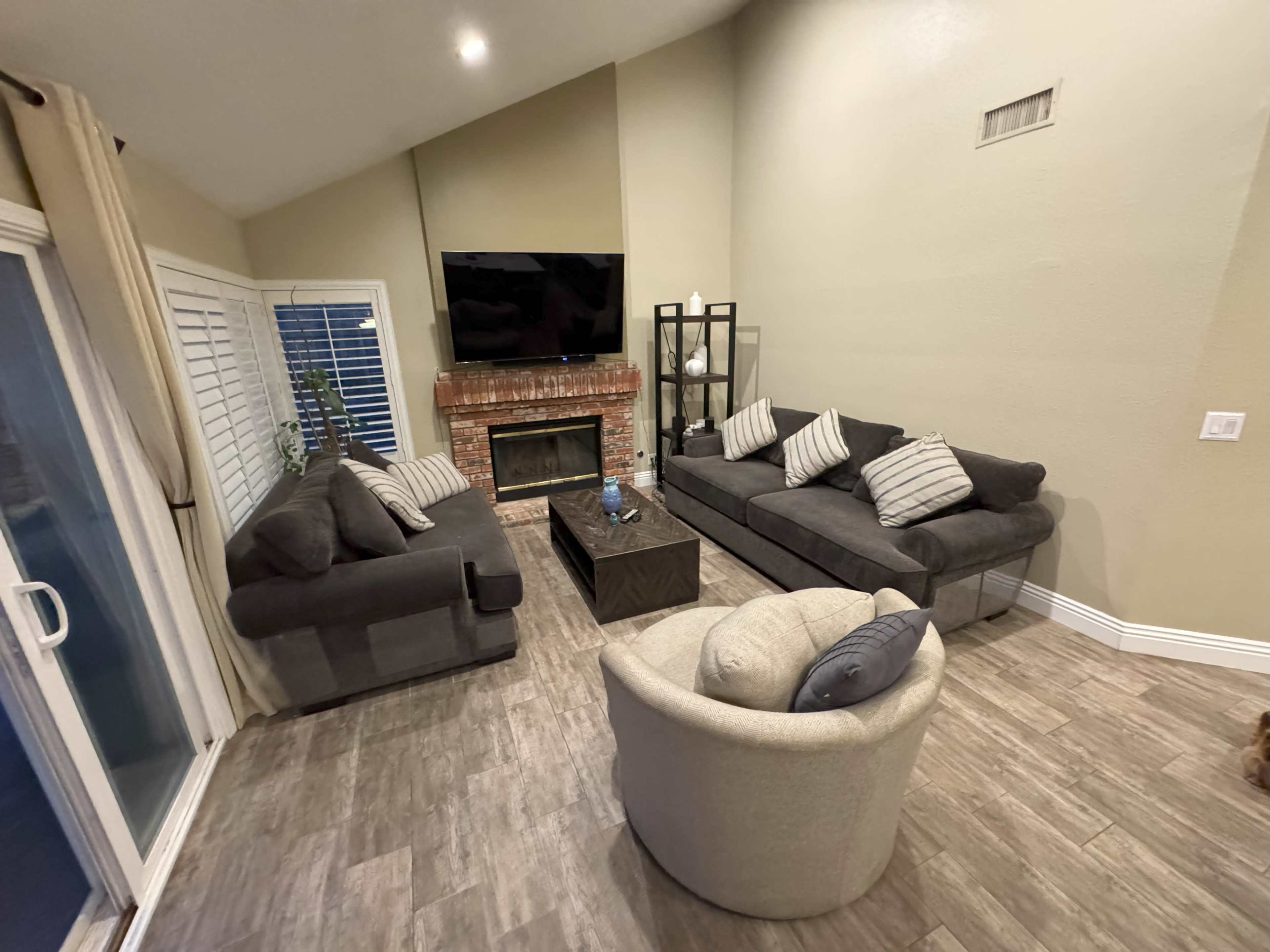 Peaceful Ranch‑Style Home in The Orchards — Perfect for Filming, Photoshoots, and Small Creative Events Image in El Sobrante, Riverside, CA