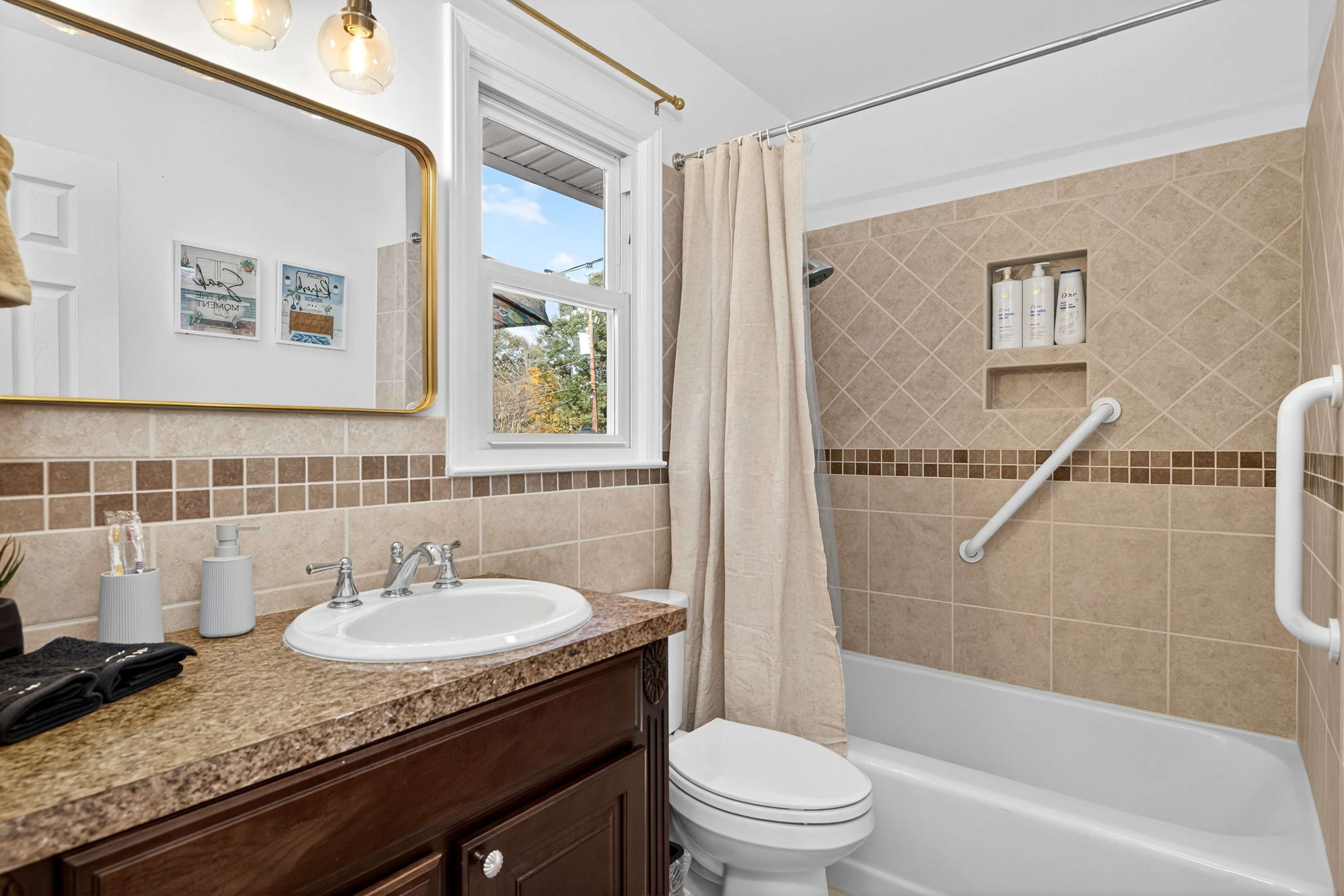 Charming Spacious Home With Pool and Hot Tub Image in Toddville Road, Charlotte, NC