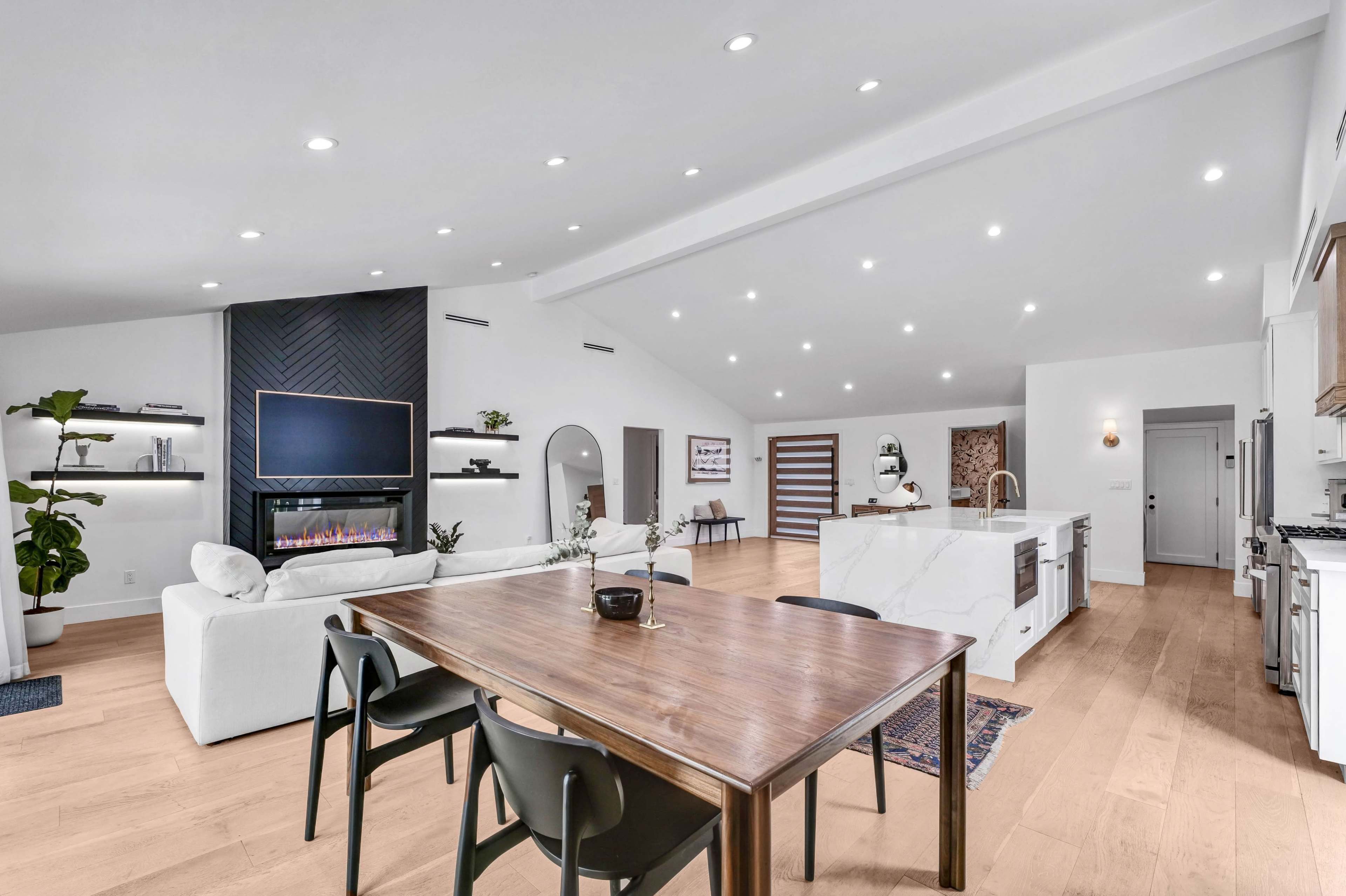 Designer Modern Home convenient location w/ tons of parking Image in Sherman Oaks, Sherman Oaks, CA
