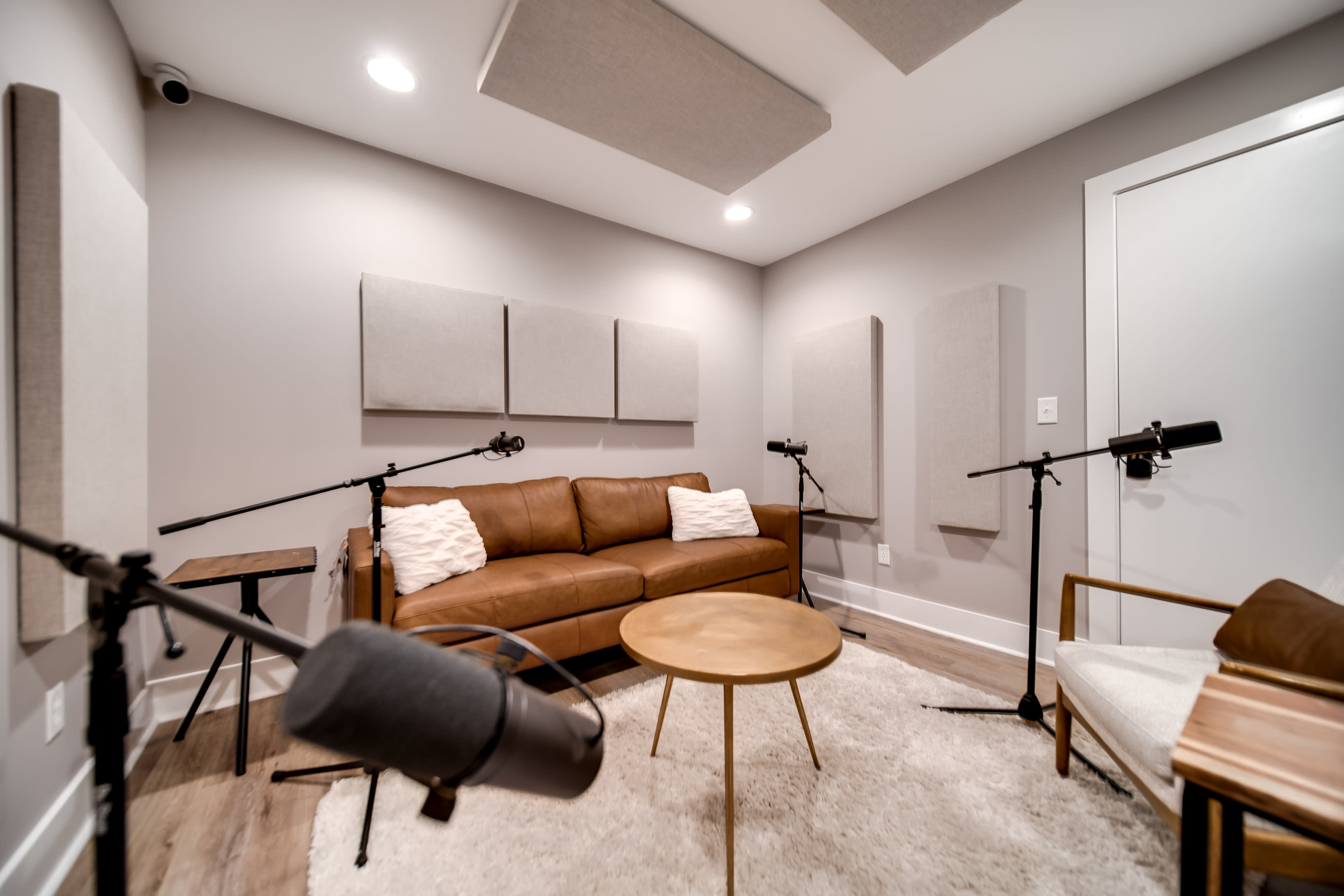 Professional Podcast Studio with High - Quality Equipment, Acoustics and Soundproof Image in Hendersonville, Hendersonville, TN