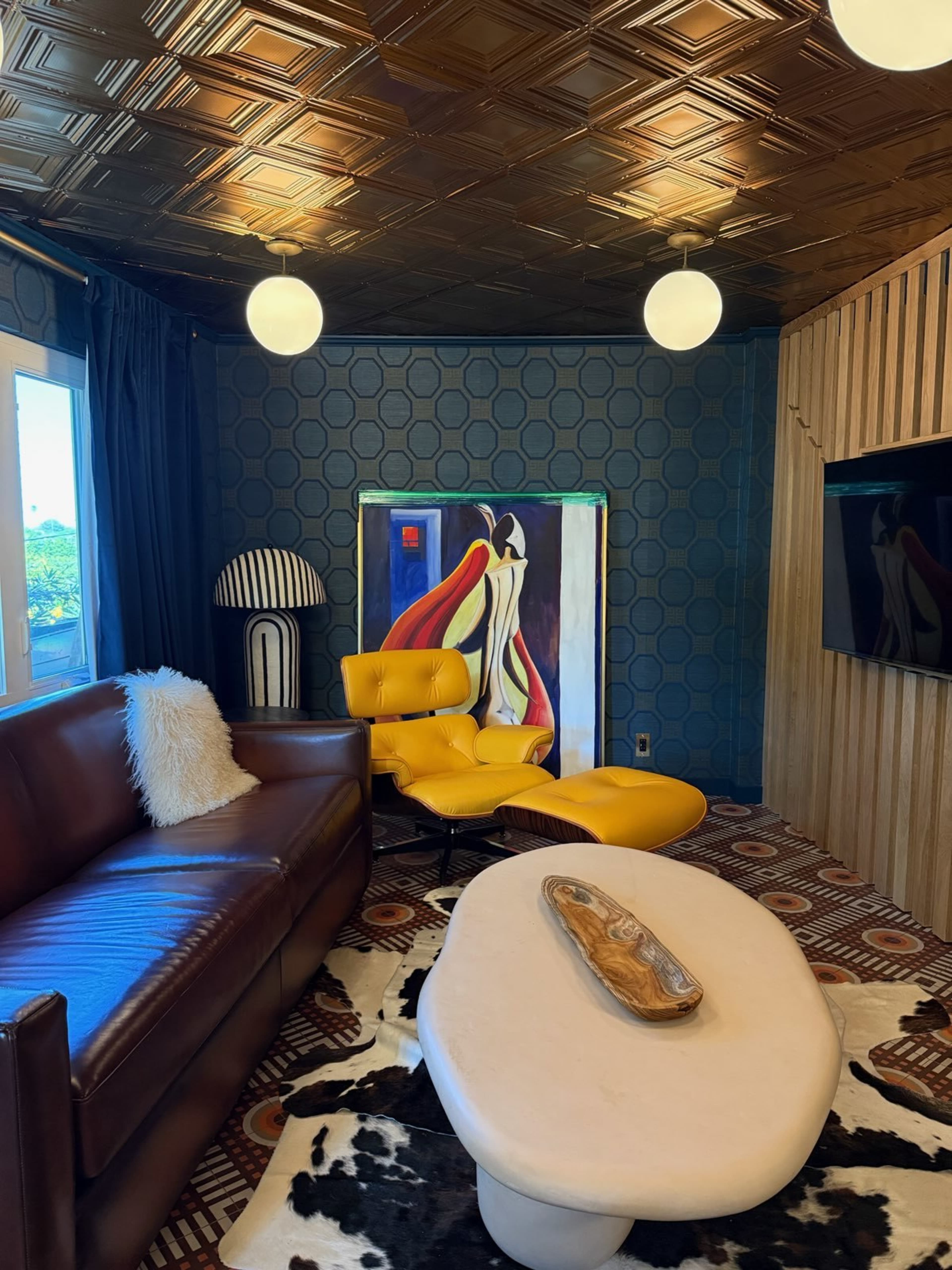 Le Bar: Bold Speakeasy Image in Riviera, Redondo Beach, CA