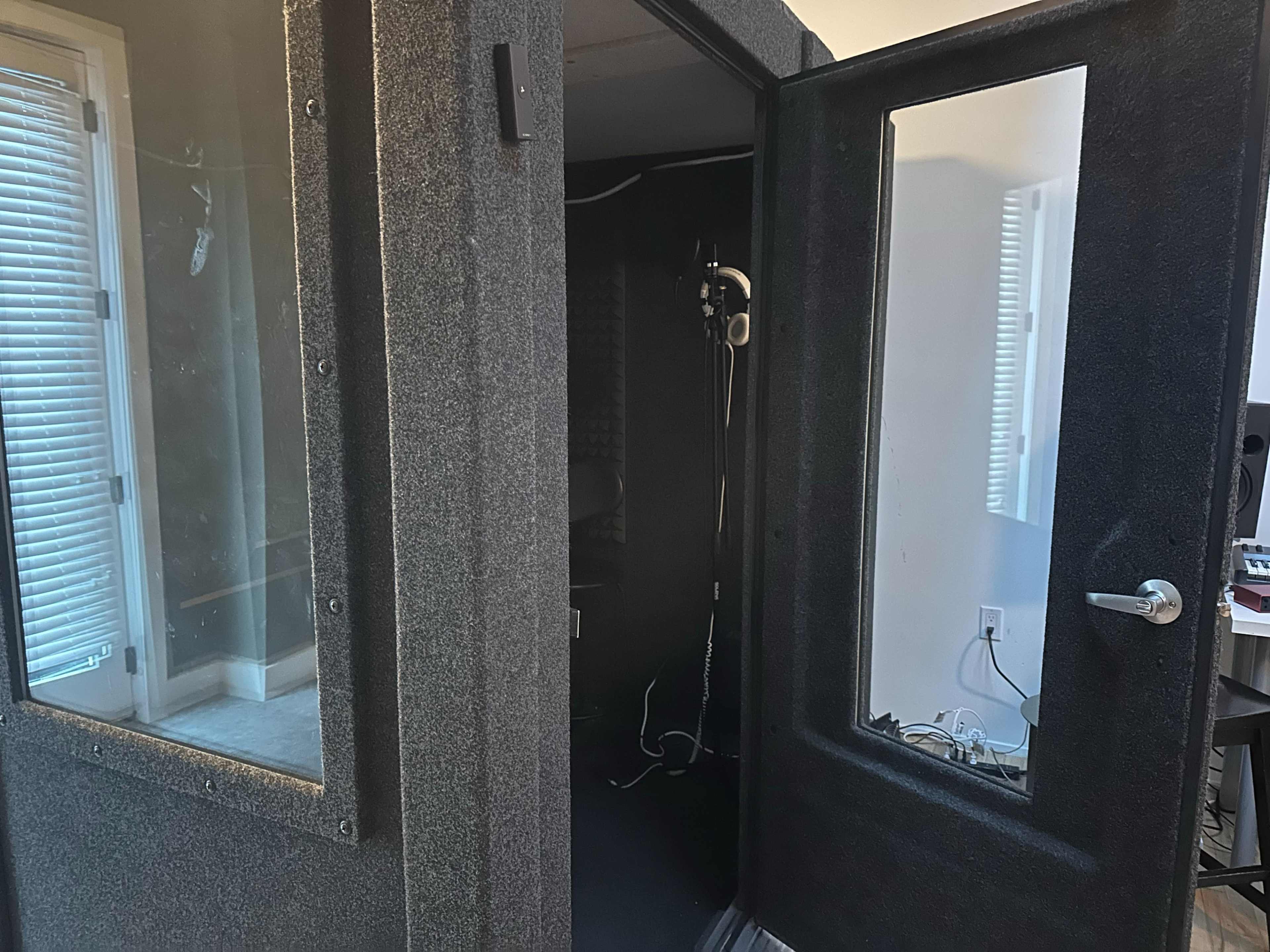 Central LA, Koreatown Studio with Balcony Image in Koreatown, Los Angeles, CA