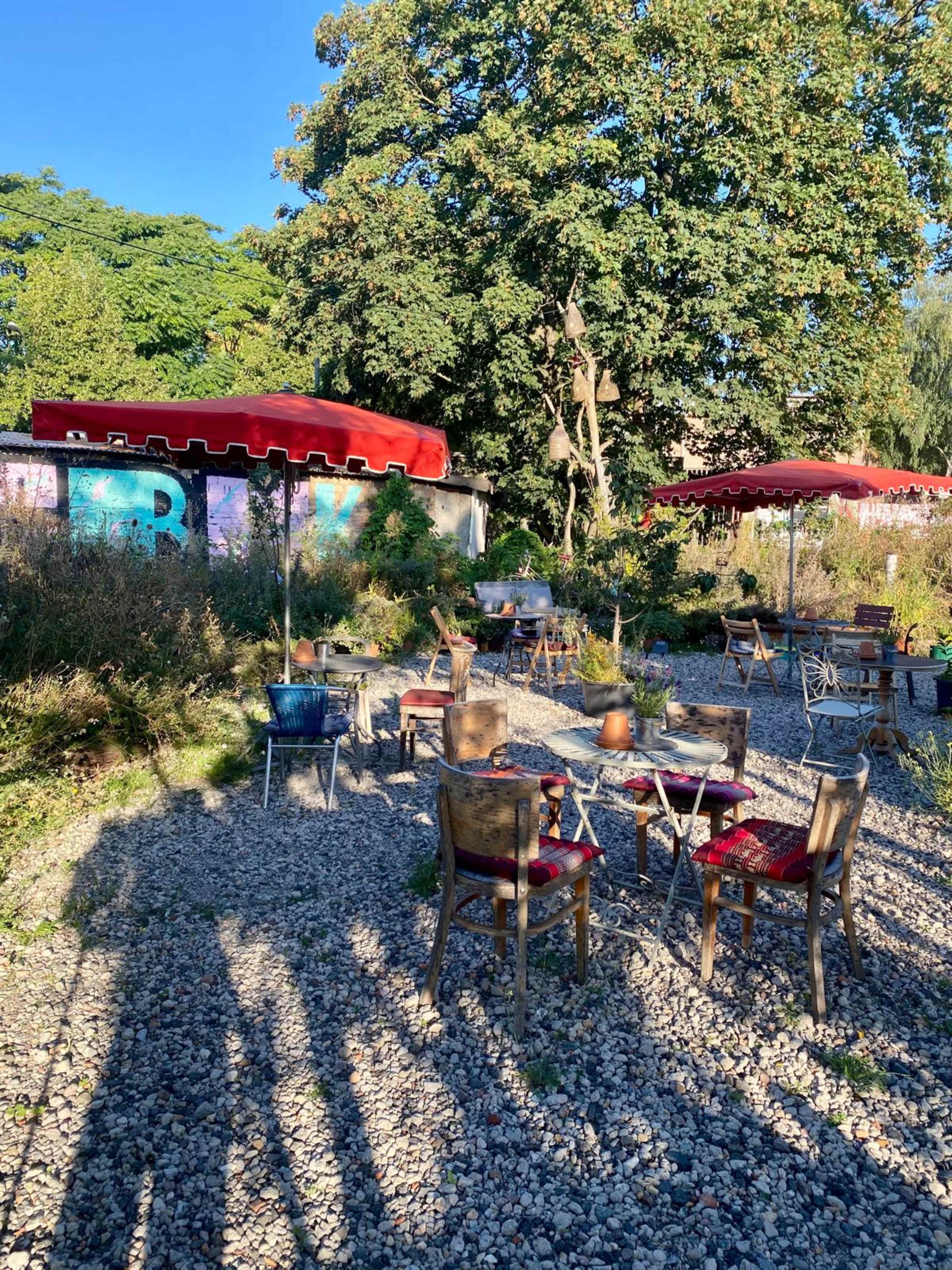 Grüne Oase mit Teich im urbanen Raum direkt neben dem Bahnhof Ostkreuz Image in Friedrichshain, Berlin