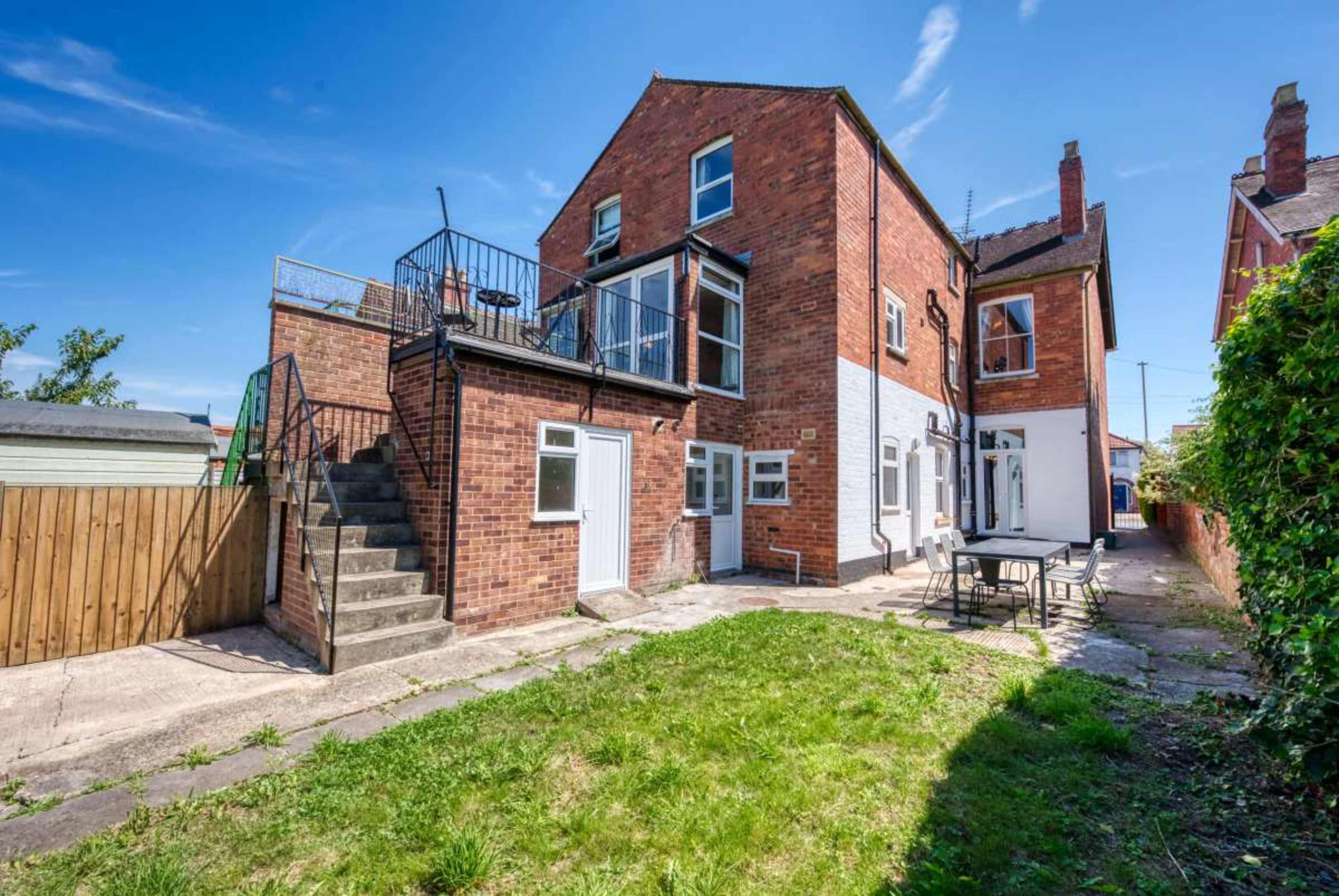 Podsmead Road 5-BR Luxurious Manor with Game Room, Sleeps 12 Image in Gloucester, Gloucestershire, ENG