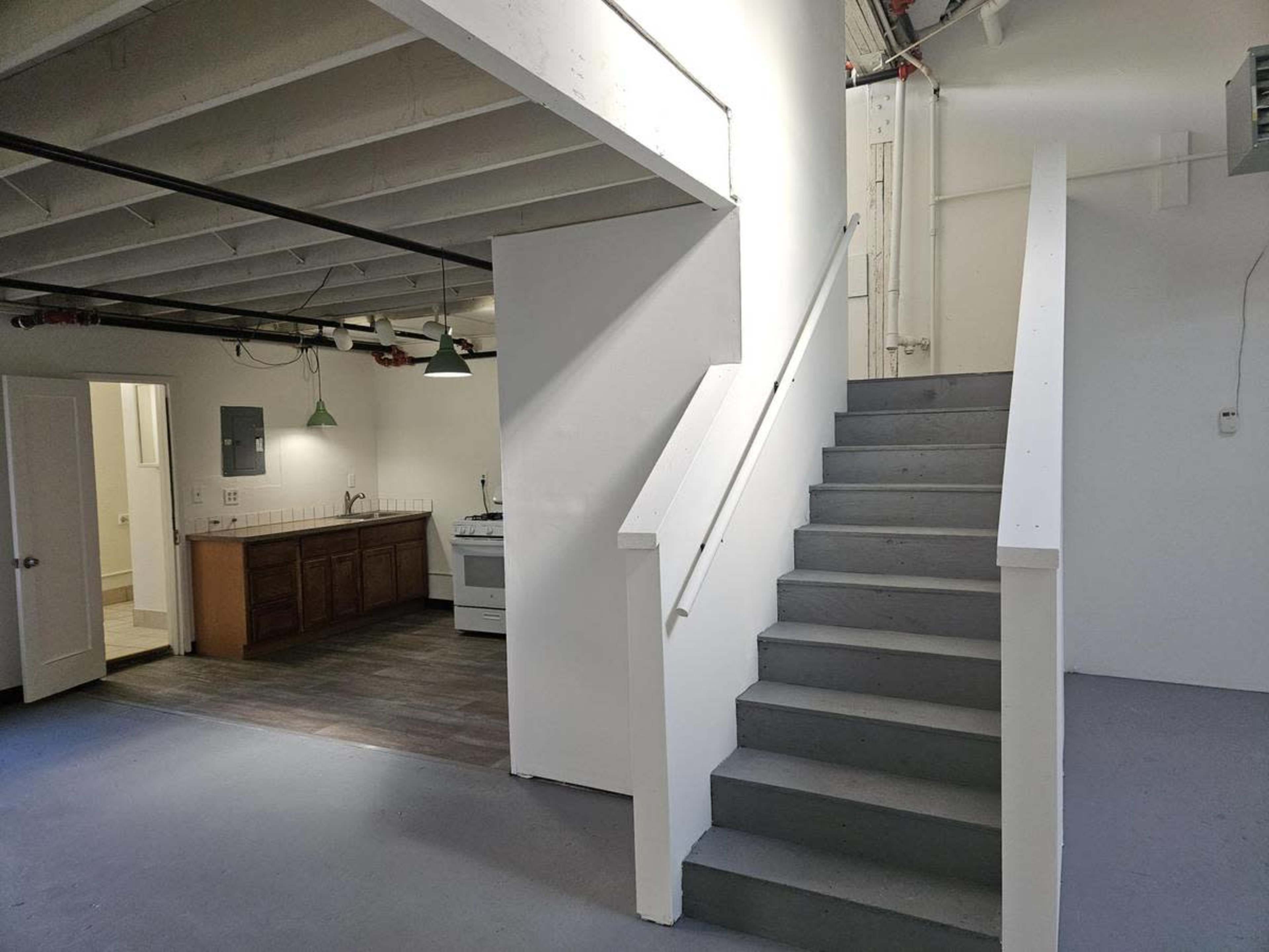 Urban loft with Natural Light Image in Coliseum Industrial, Oakland, CA