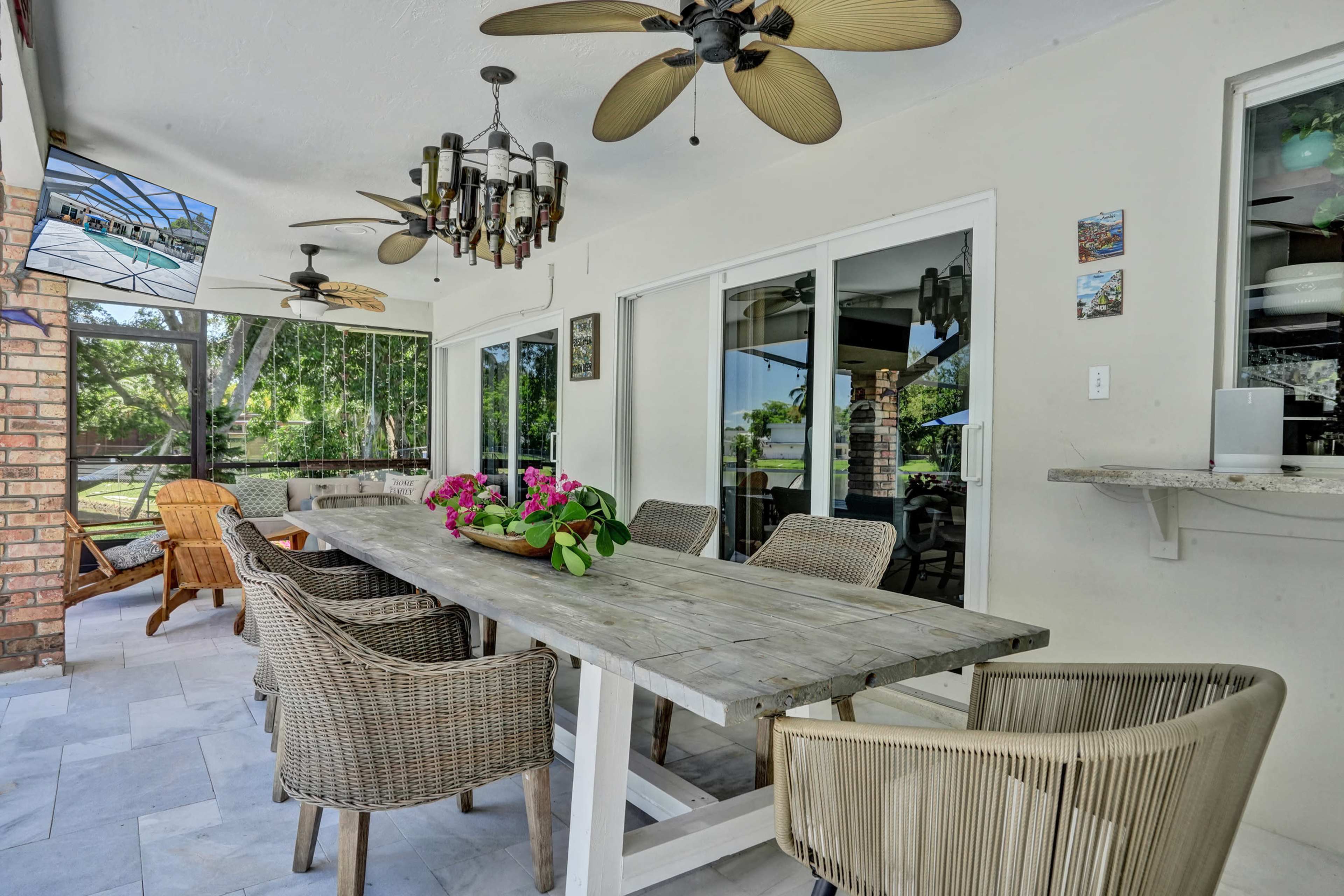 Stunning and peaceful backyard on the lake with a spacious outdoor kitchen Image in Plantation, Plantation, FL