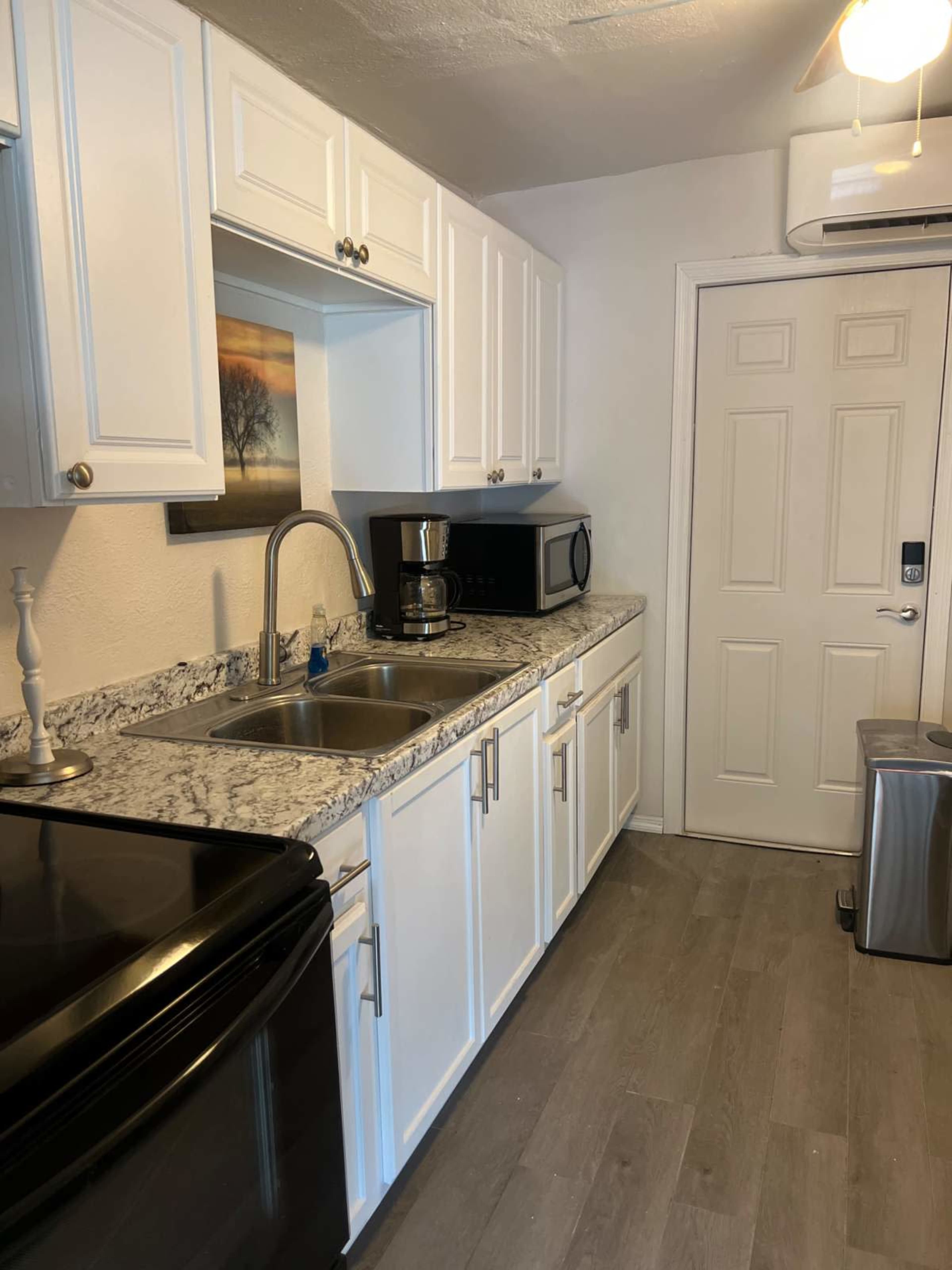 Charming Home with Backyard, Bridal Party Prep & Flexible Event Space Image in White City, Fort Pierce, FL