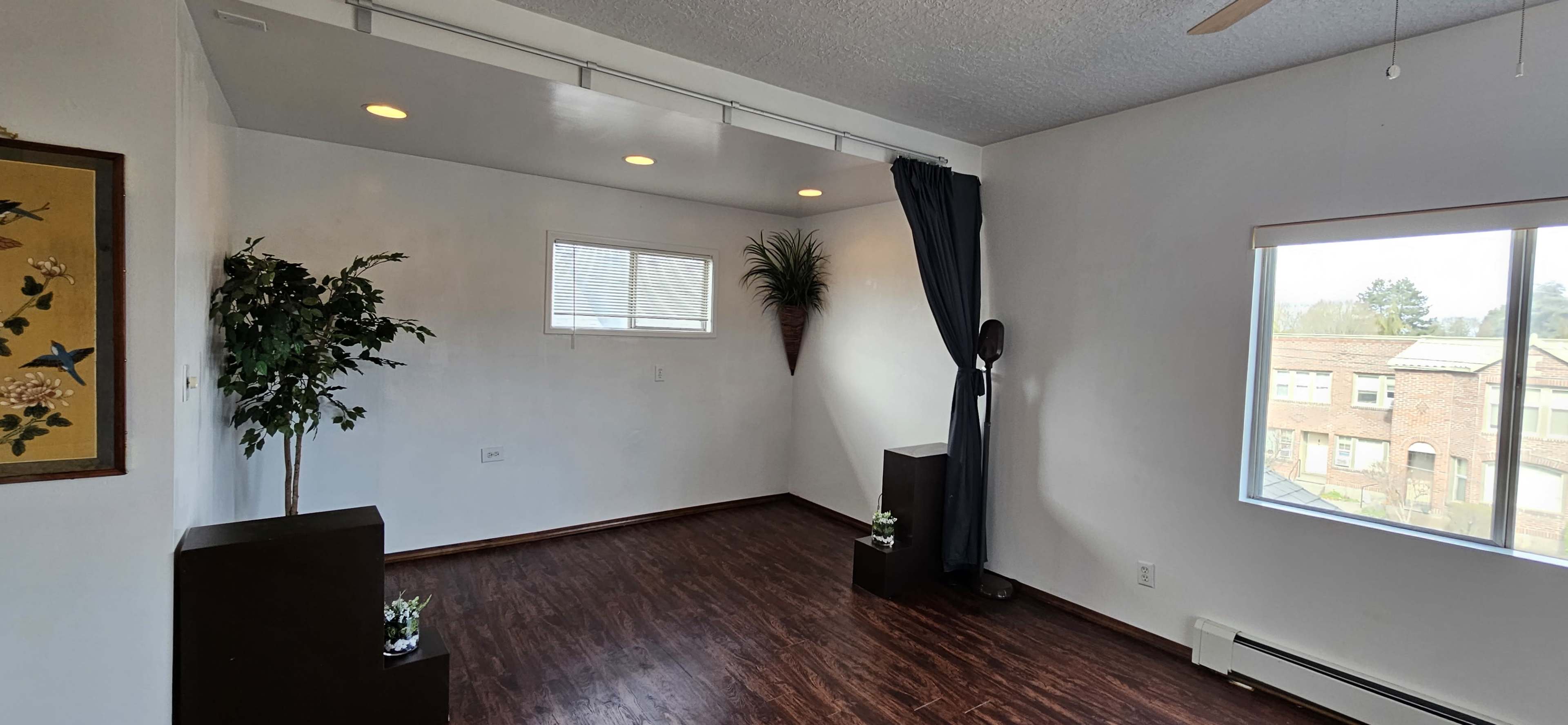 Upstairs 500 sq ft urban space with bathroom in SE Hawthorne Historic District Image in Richmond, Portland, CA