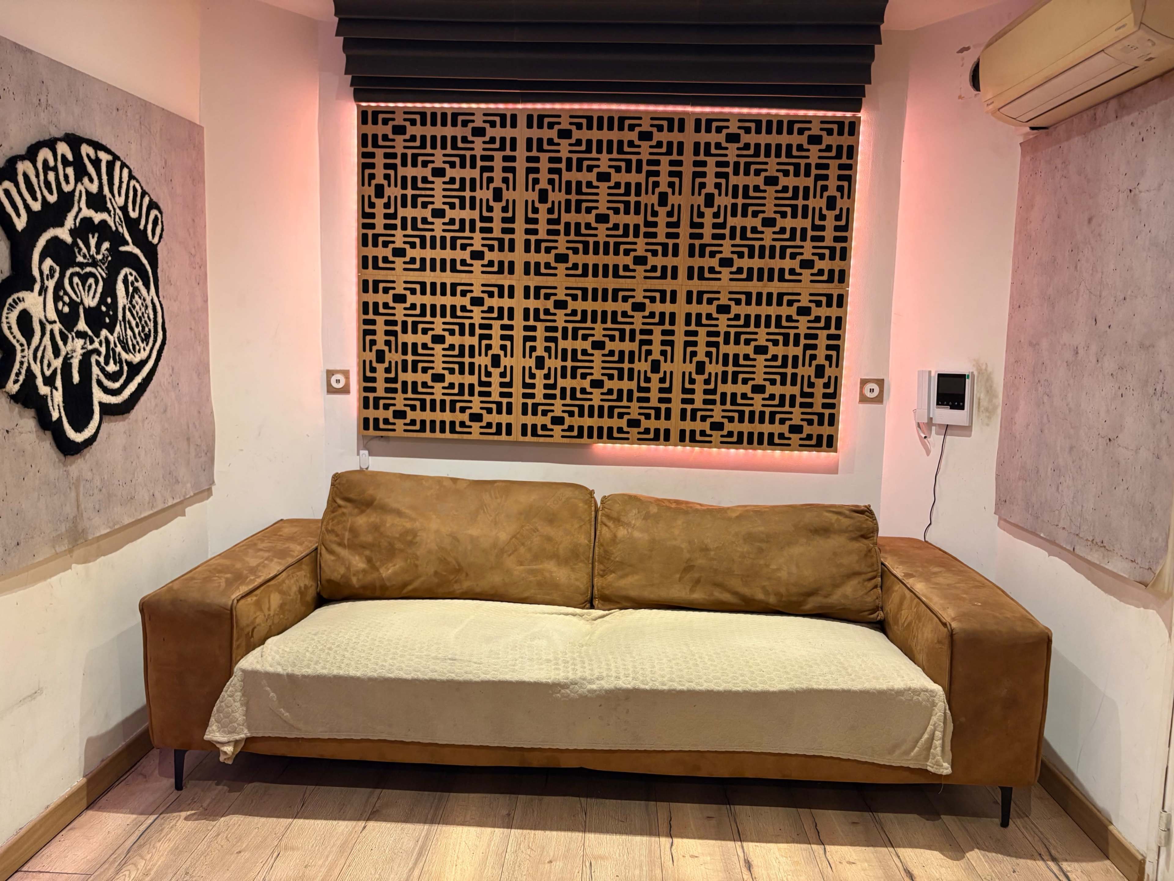 Studio d’enregistrement, ( sans ingénieur ) dans une zone industrielle, spacieuse. Image in , Domont