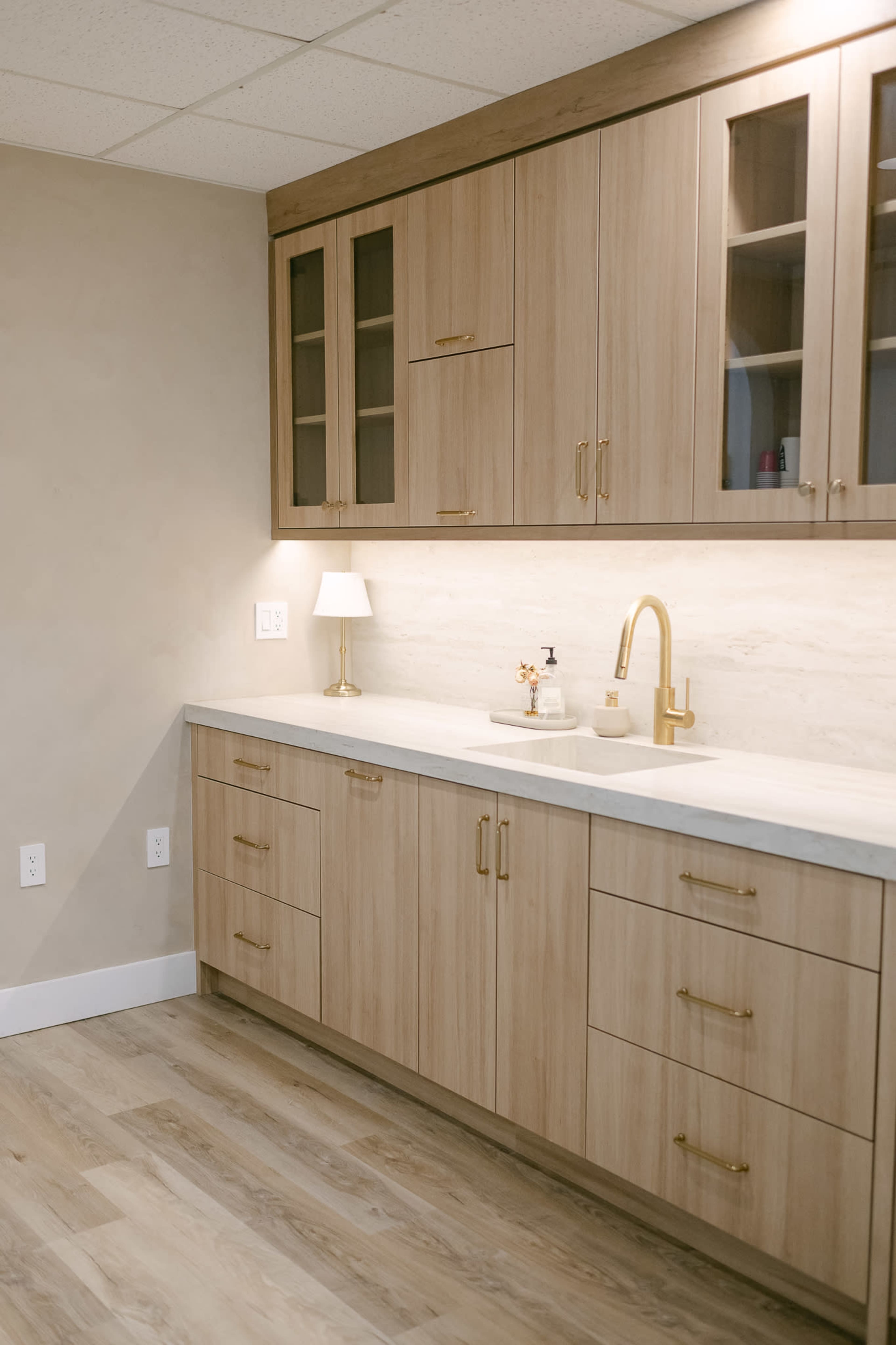 Bright Creative Studio with Styled Room & Cyc Wall Image in Burlington, Burlington, ON