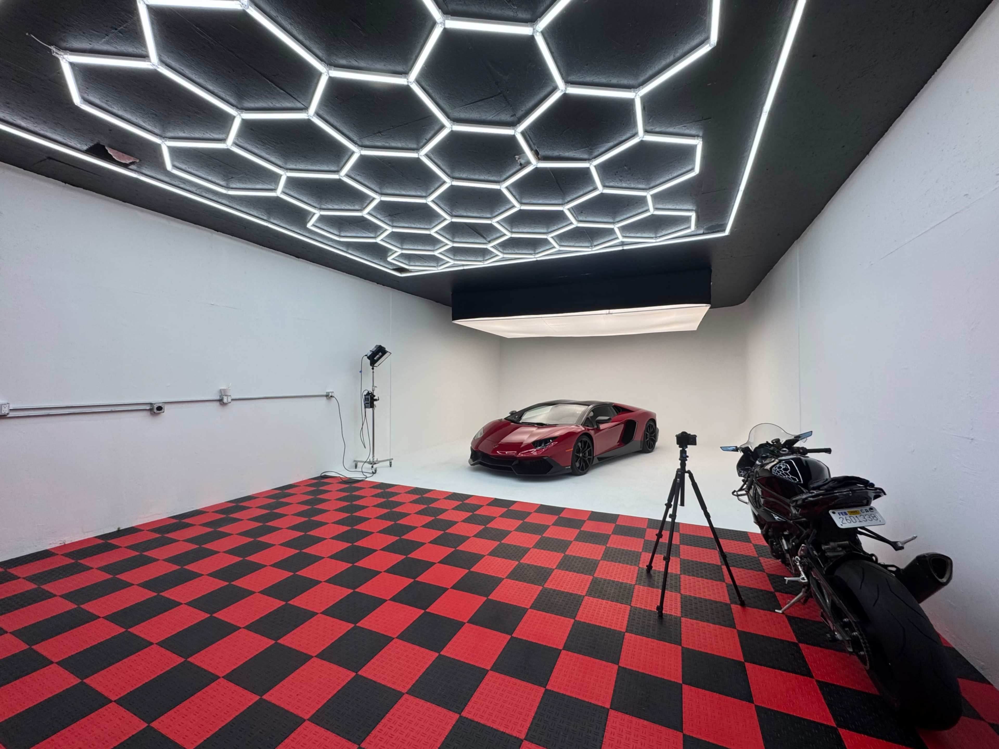 Professional Cyc Wall Studio for Photography– Ideal for Cars & Creatives! Image in Van Nuys, VAN NUYS, CA