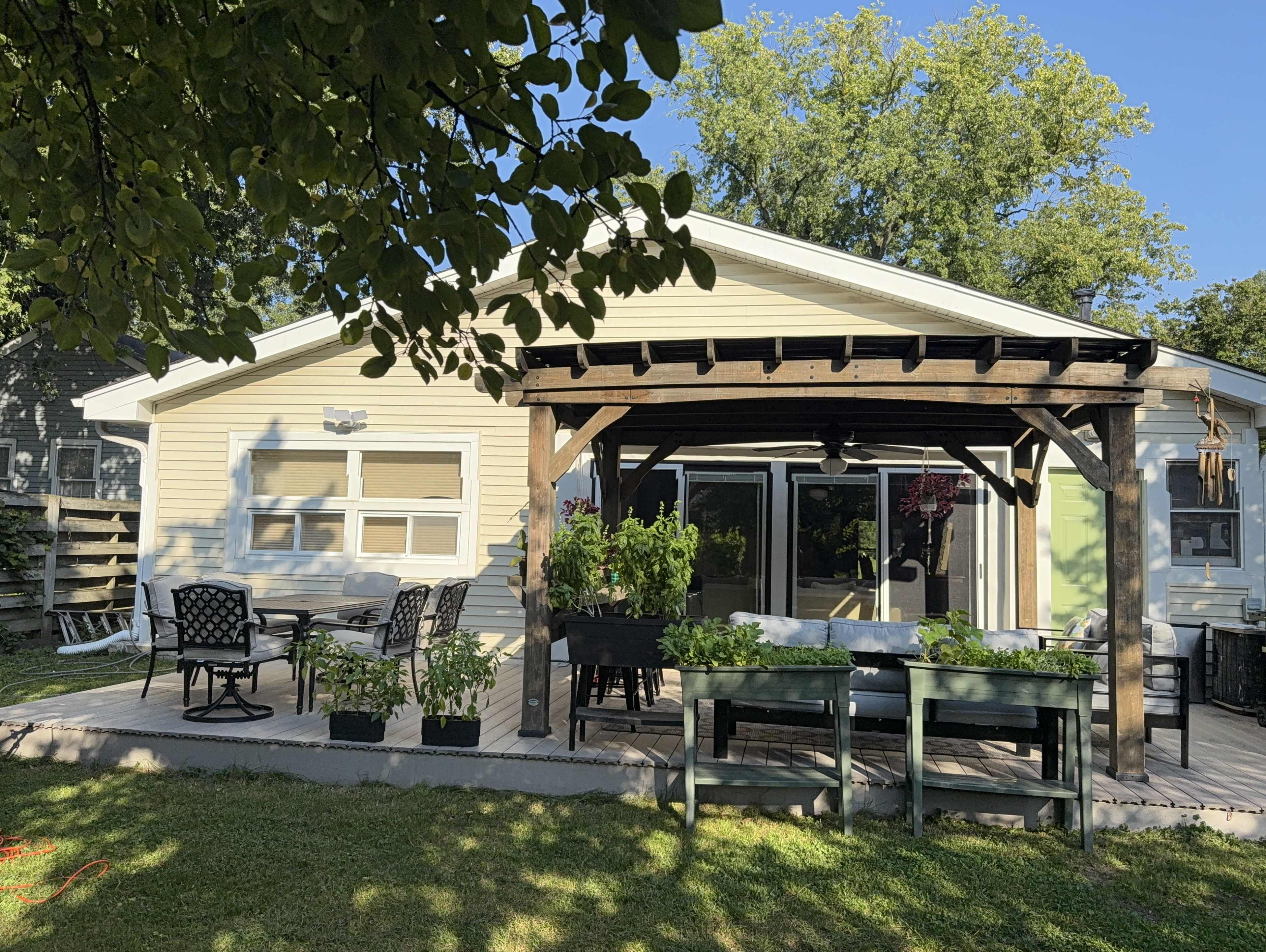 Charming Country Stay Surrounded by Jungle, Steps from a Lake Image in New Trier Township, northfield, IL