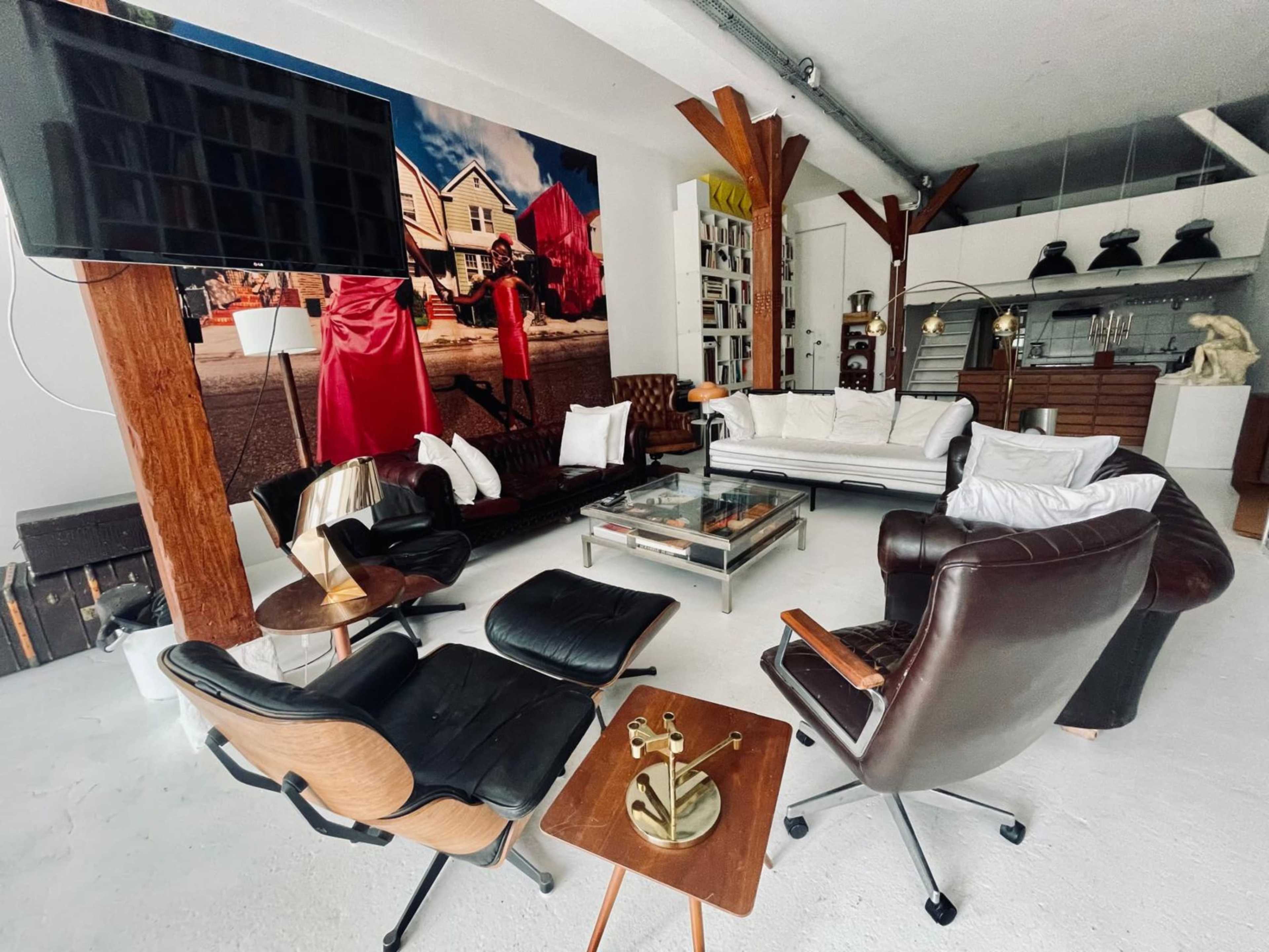 Un Décor De Cinéma : Loft Industriel D’exception Au Cœur D’un Jardin Secret. Image in , Ivry-sur-Seine