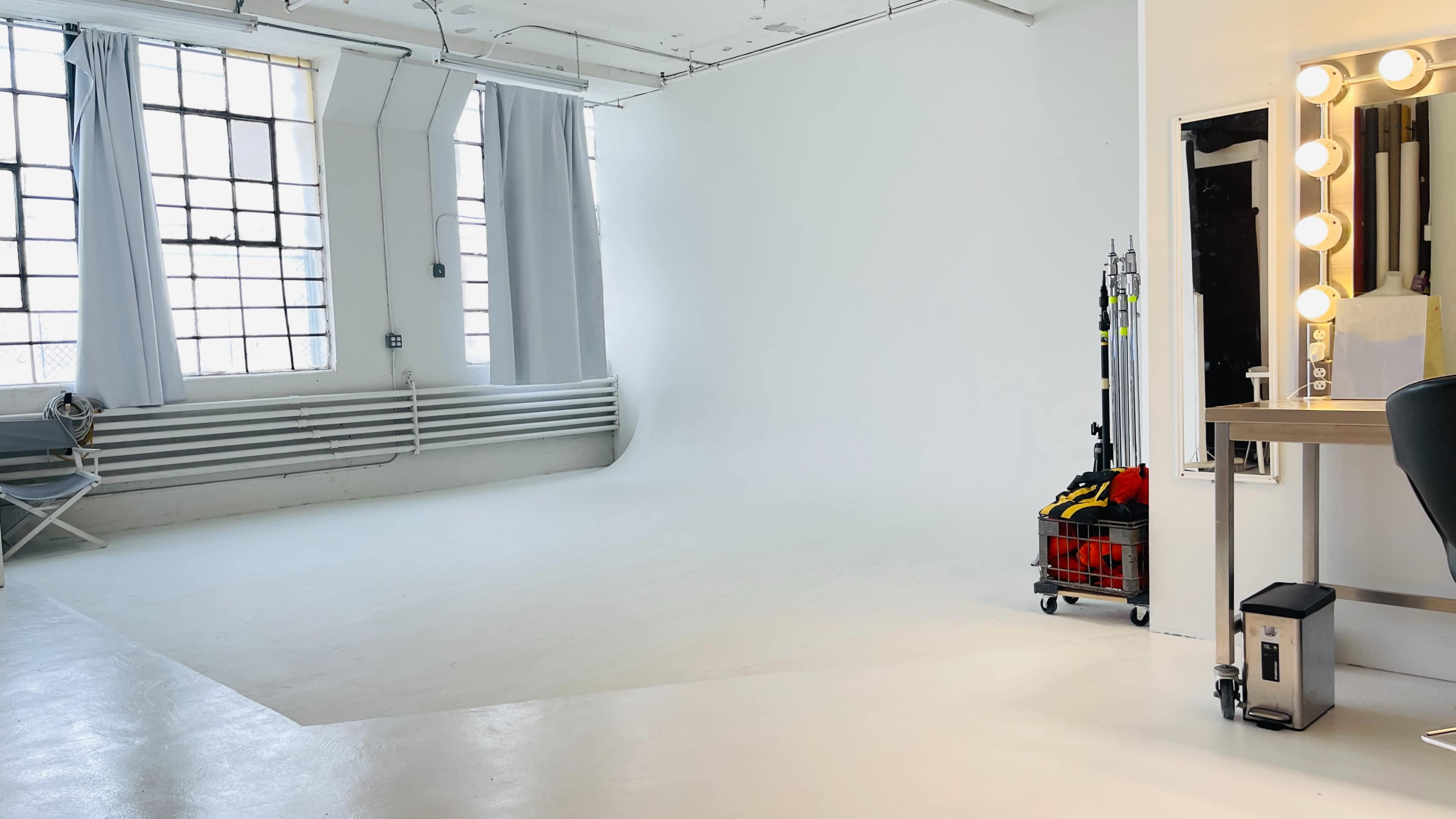 Large Daylight Studio White CYC wall / free Parking Image in West Side, Jersey City, NJ