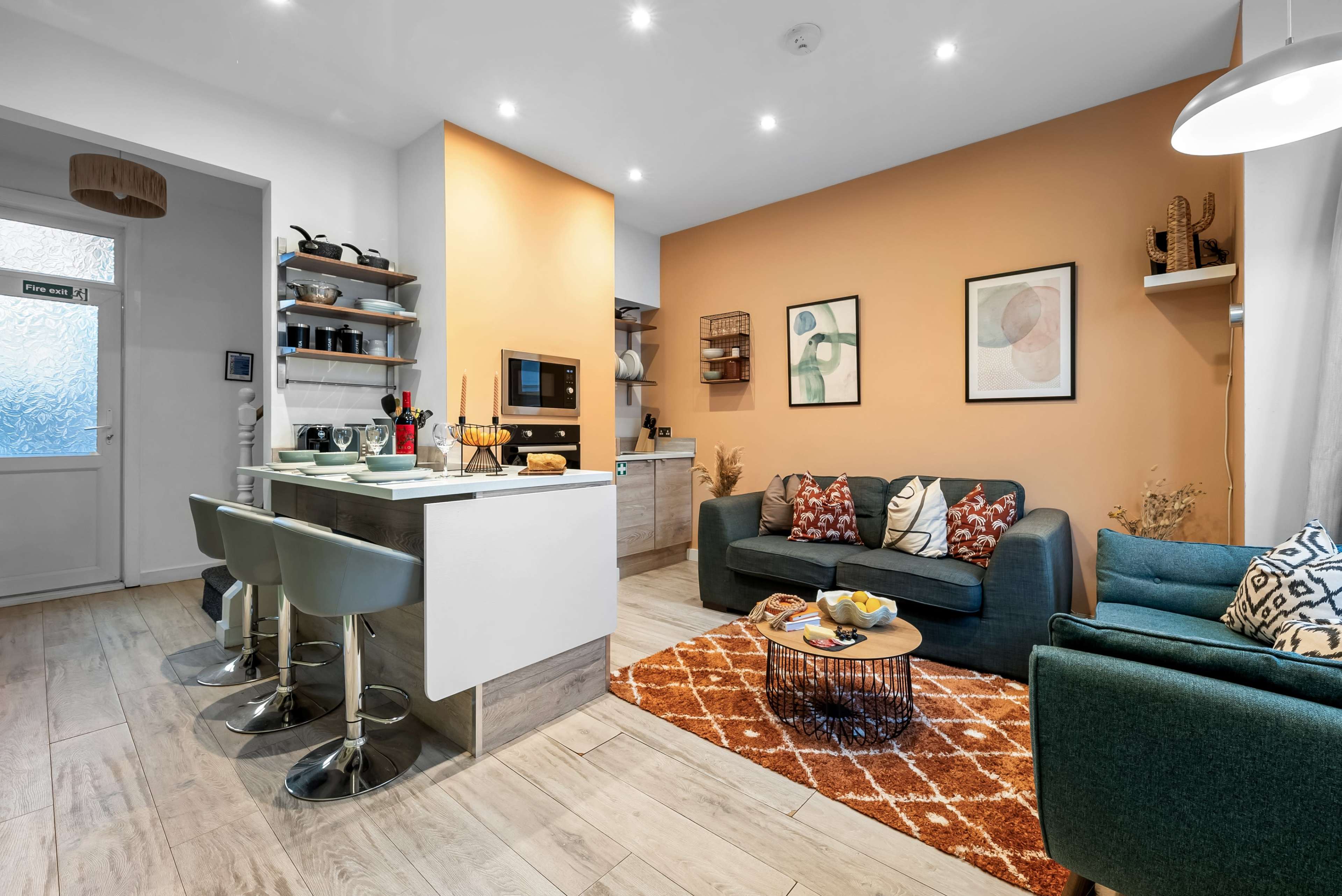 Aylesbury  Manor Stylish 3-BR House, Sleeps 6 Image in Fratton, Fratton, ENG
